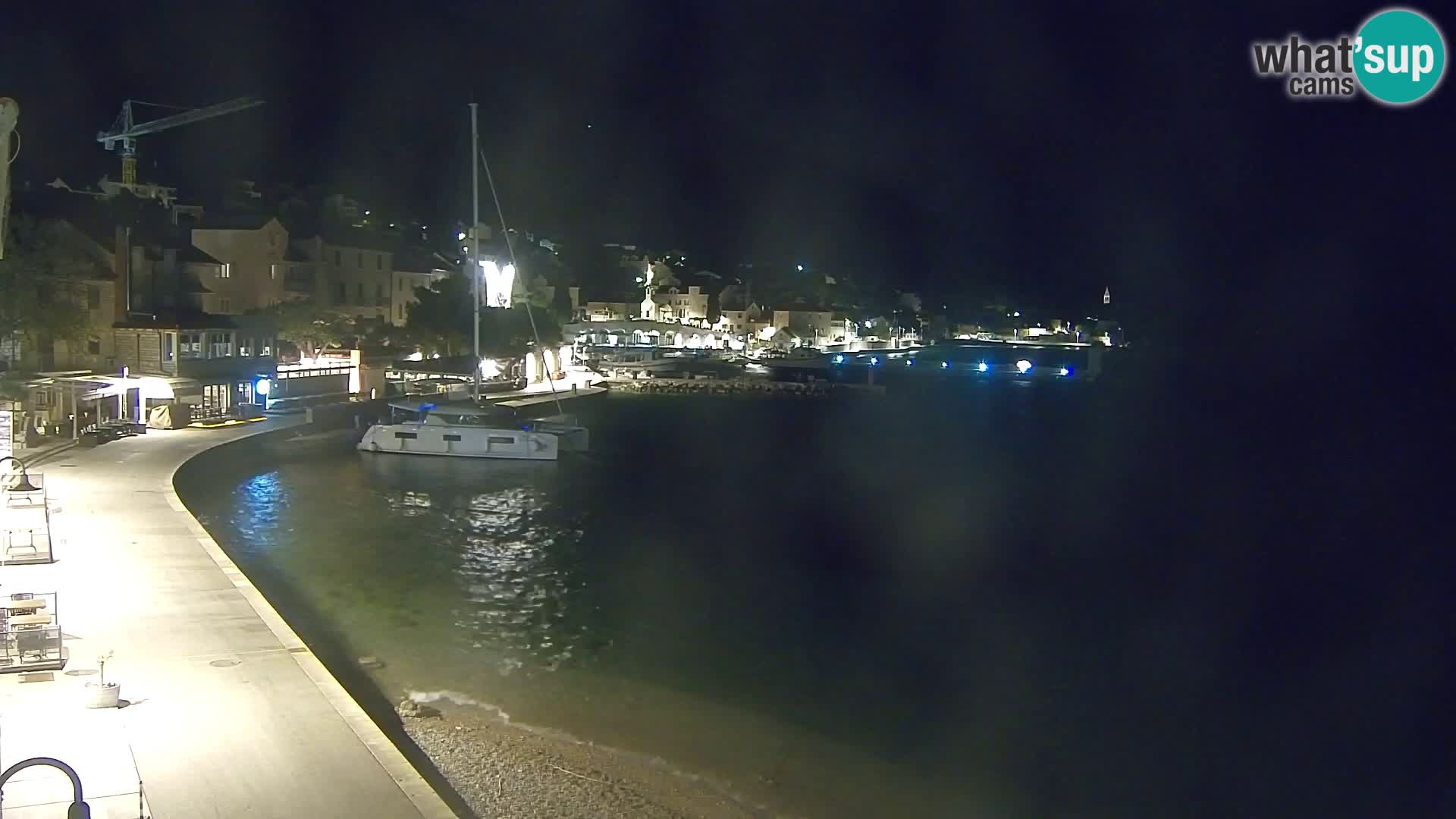 Spletna kamera Bol – Center mesta in marina v živo