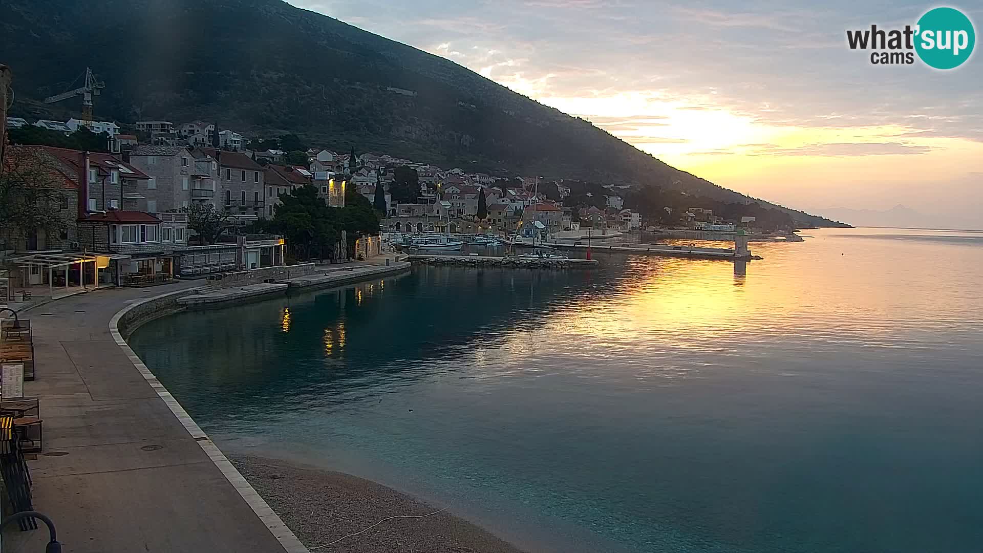 Spletna kamera Bol – Center mesta in marina v živo