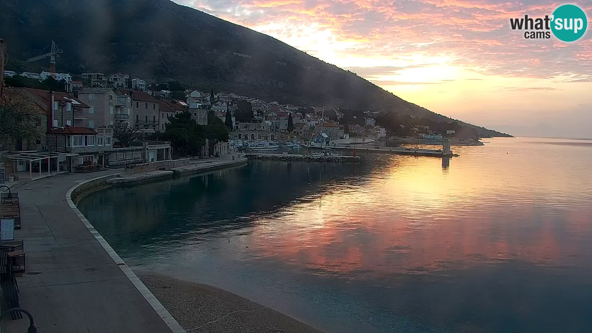 Spletna kamera Bol – Center mesta in marina v živo