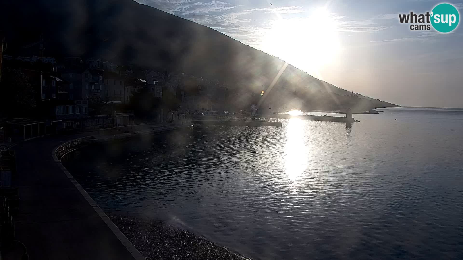 Spletna kamera Bol – Center mesta in marina v živo