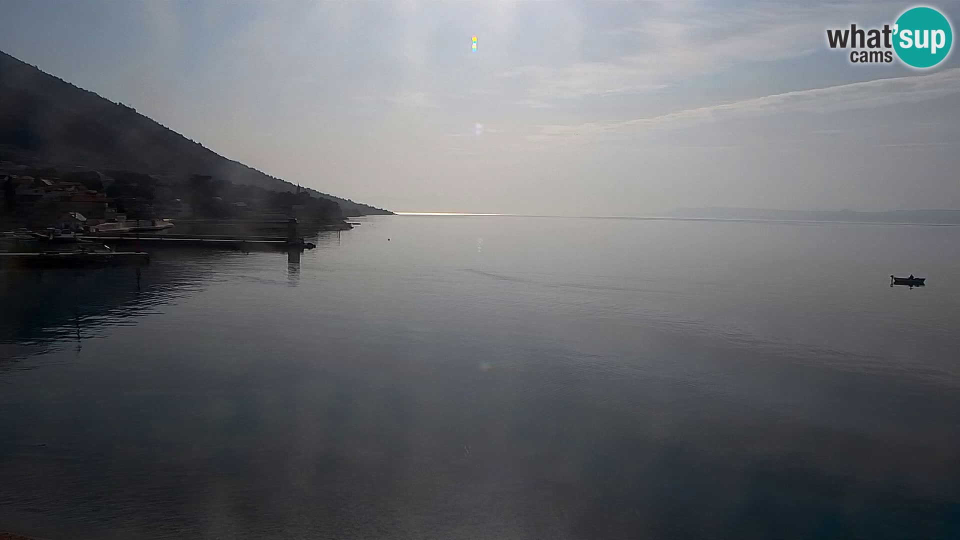 Spletna kamera Bol – Center mesta in marina v živo