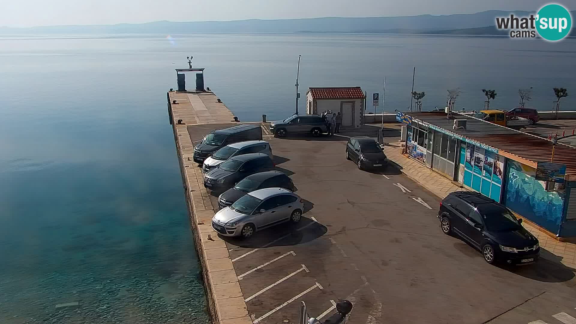 Spletna kamera Bol – Center mesta in marina v živo