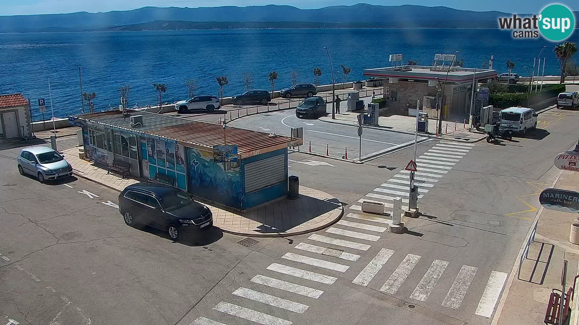 Spletna kamera Bol – Center mesta in marina v živo