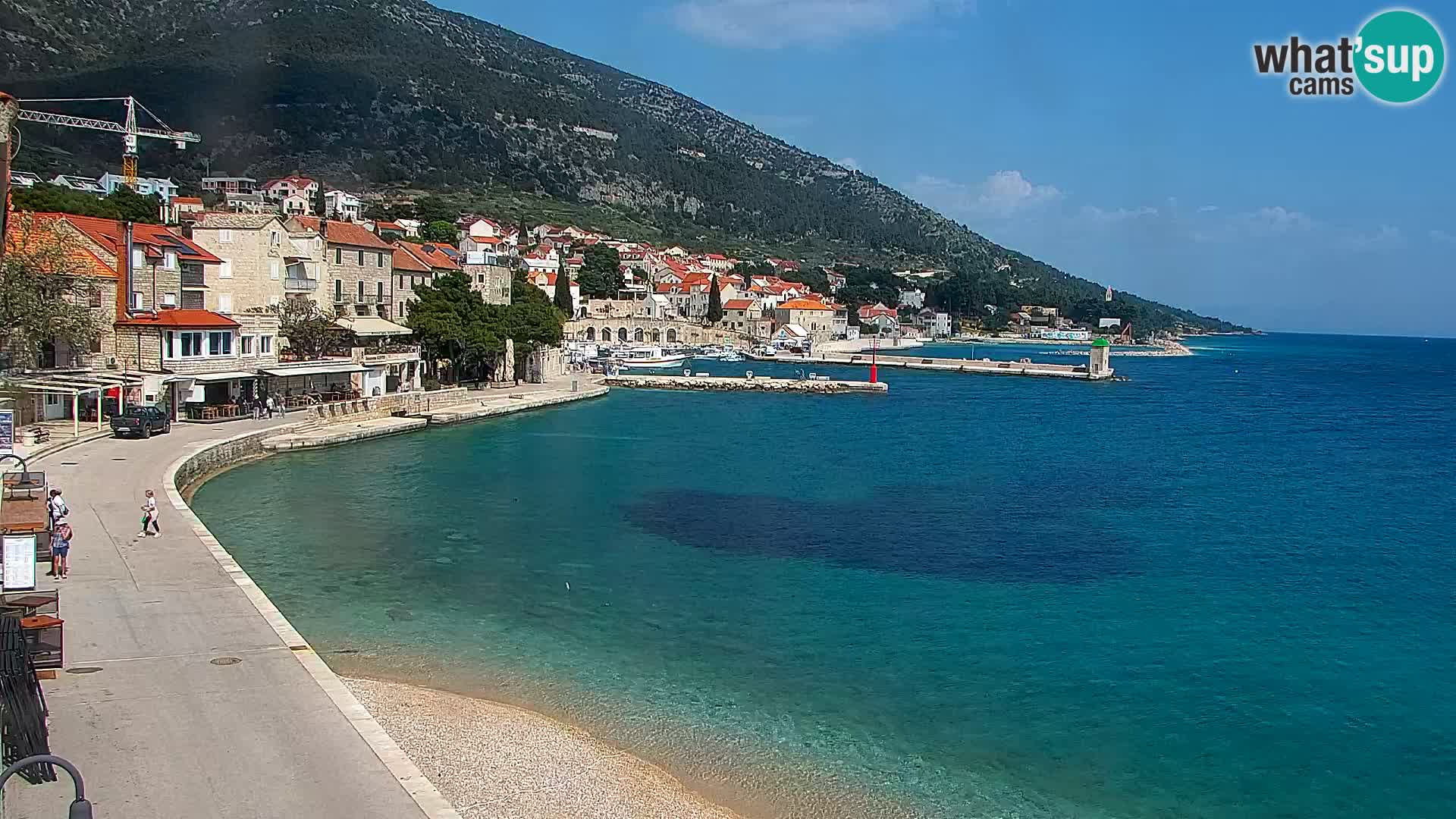 Spletna kamera Bol – Center mesta in marina v živo