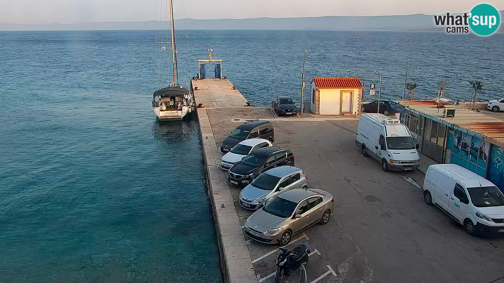 Spletna kamera Bol – Center mesta in marina v živo