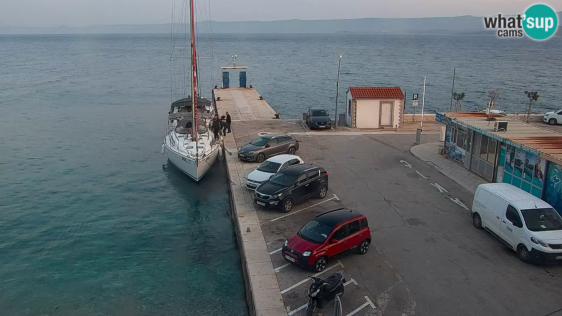 Spletna kamera Bol – Center mesta in marina v živo