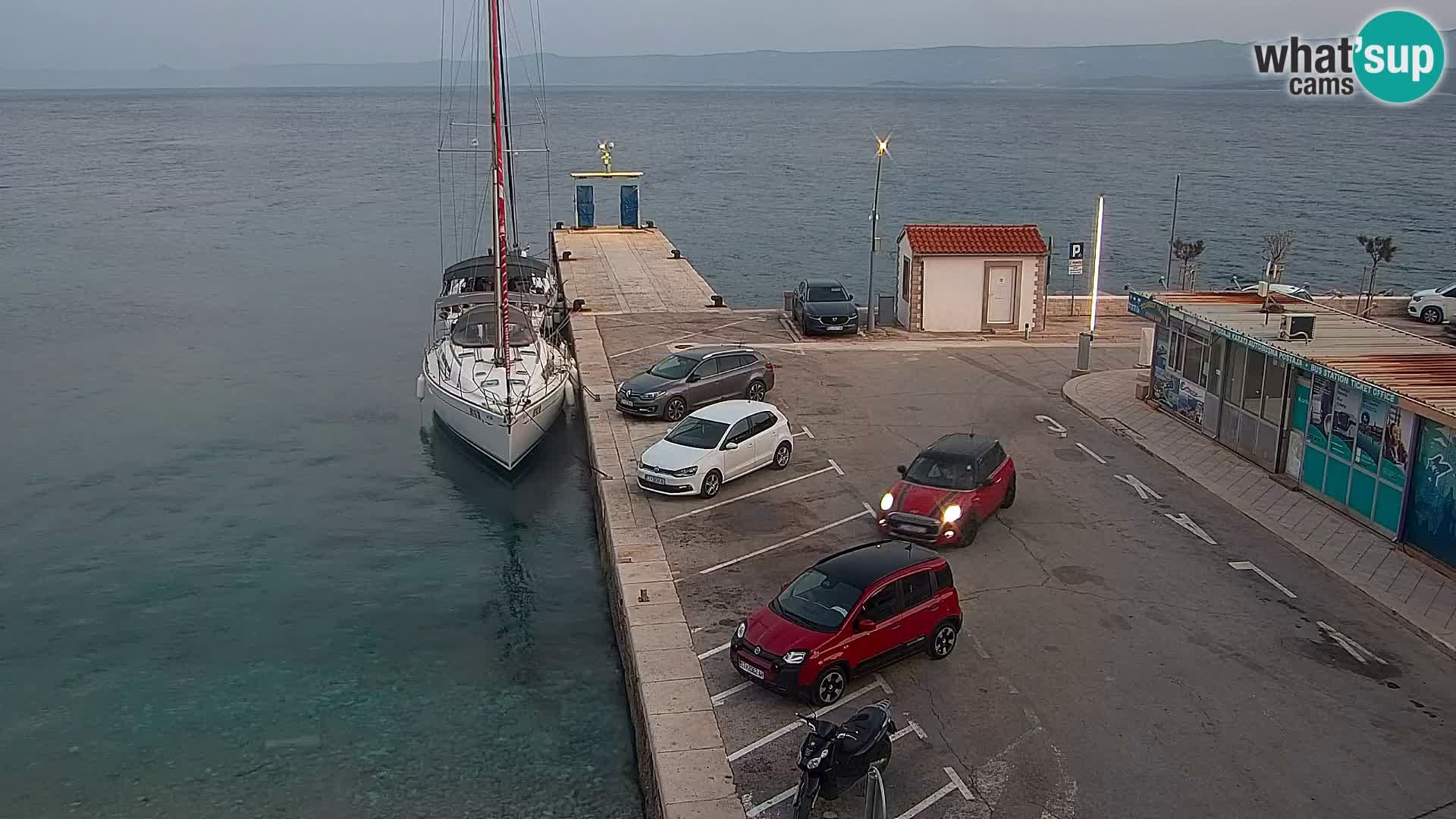 Web kamera Bol – Centar mjesta i marina | Pogled uživo