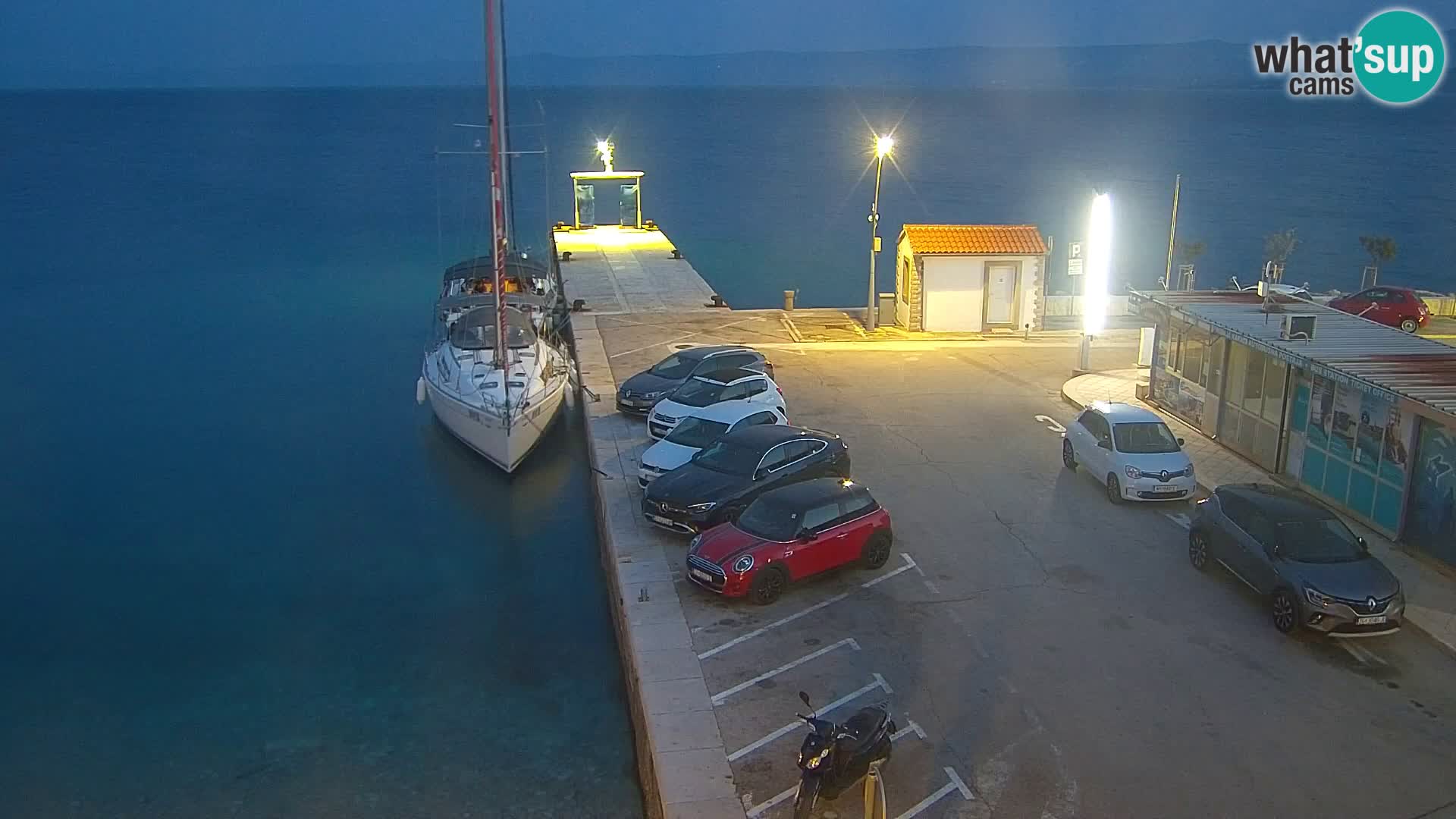 Web kamera Bol – Centar mjesta i marina | Pogled uživo