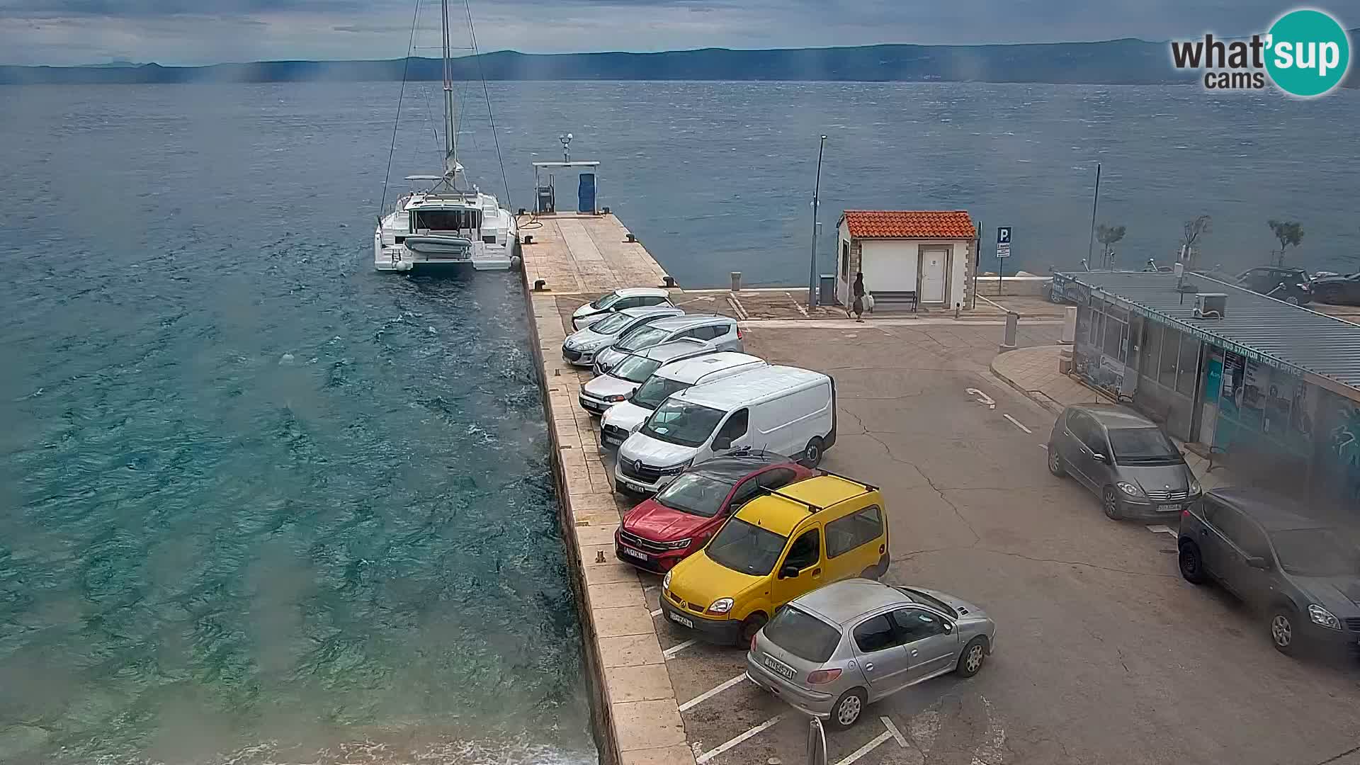Spletna kamera Bol – Center mesta in marina v živo