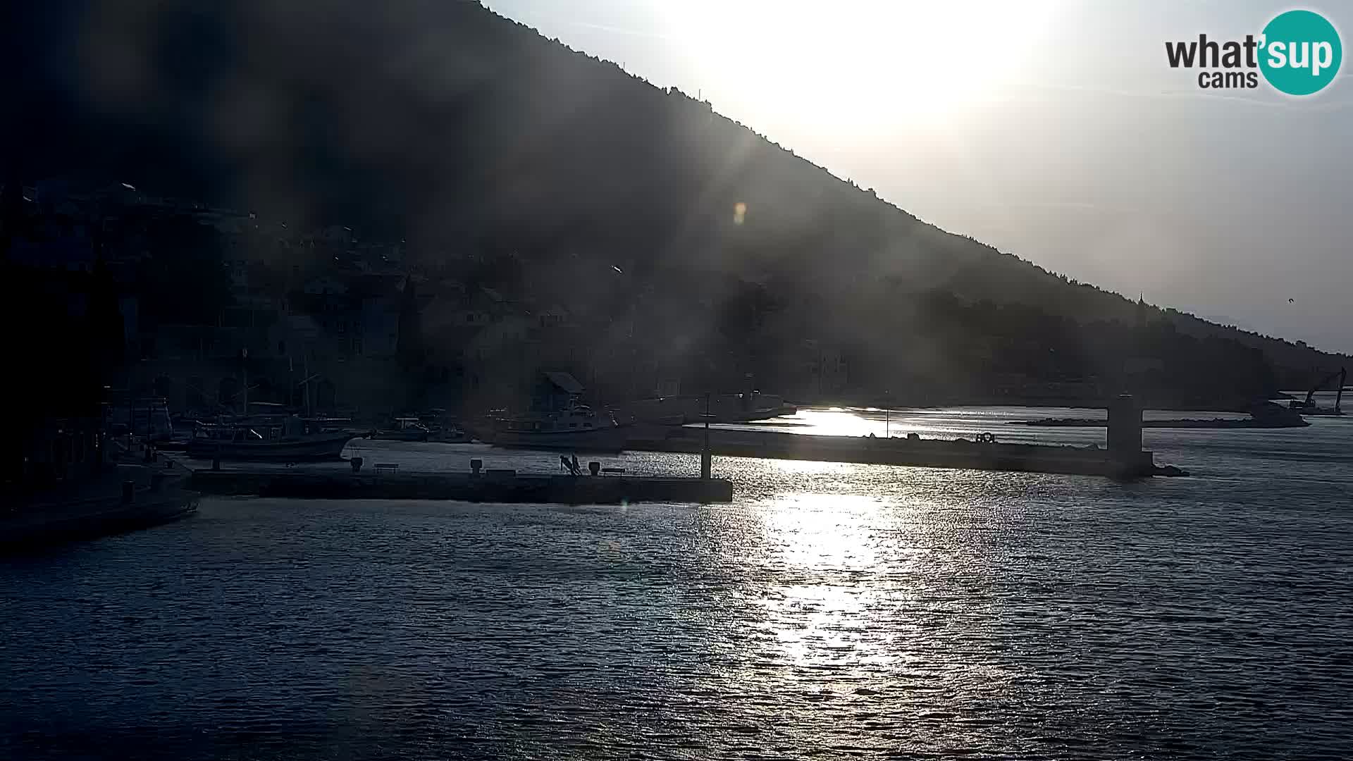 Spletna kamera Bol – Center mesta in marina v živo