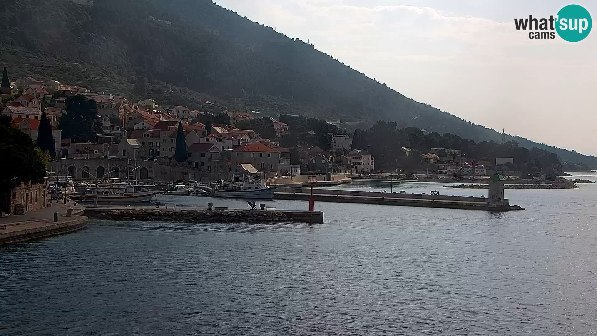 Web kamera Bol – Centar mjesta i marina | Pogled uživo