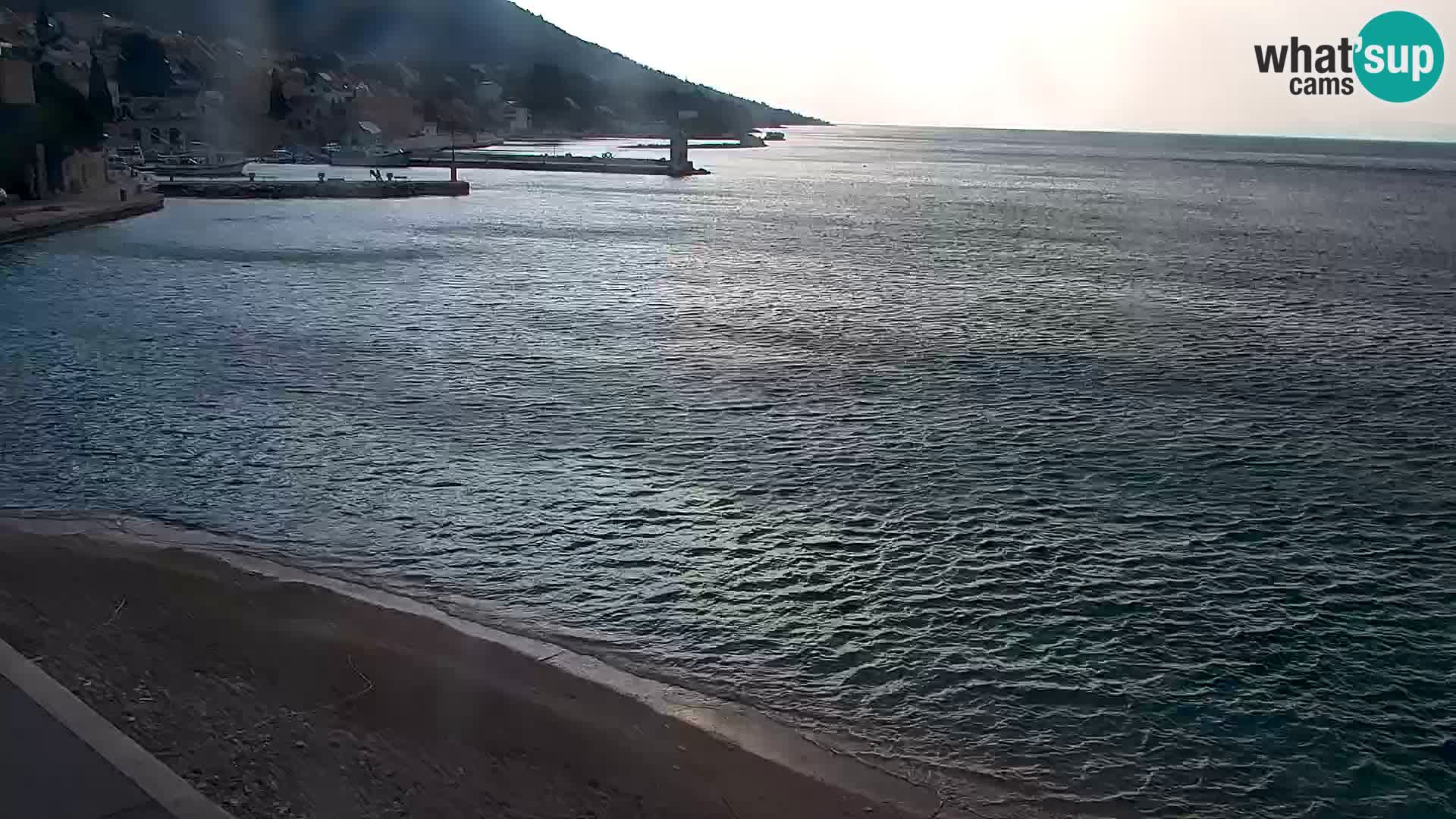 Spletna kamera Bol – Center mesta in marina v živo