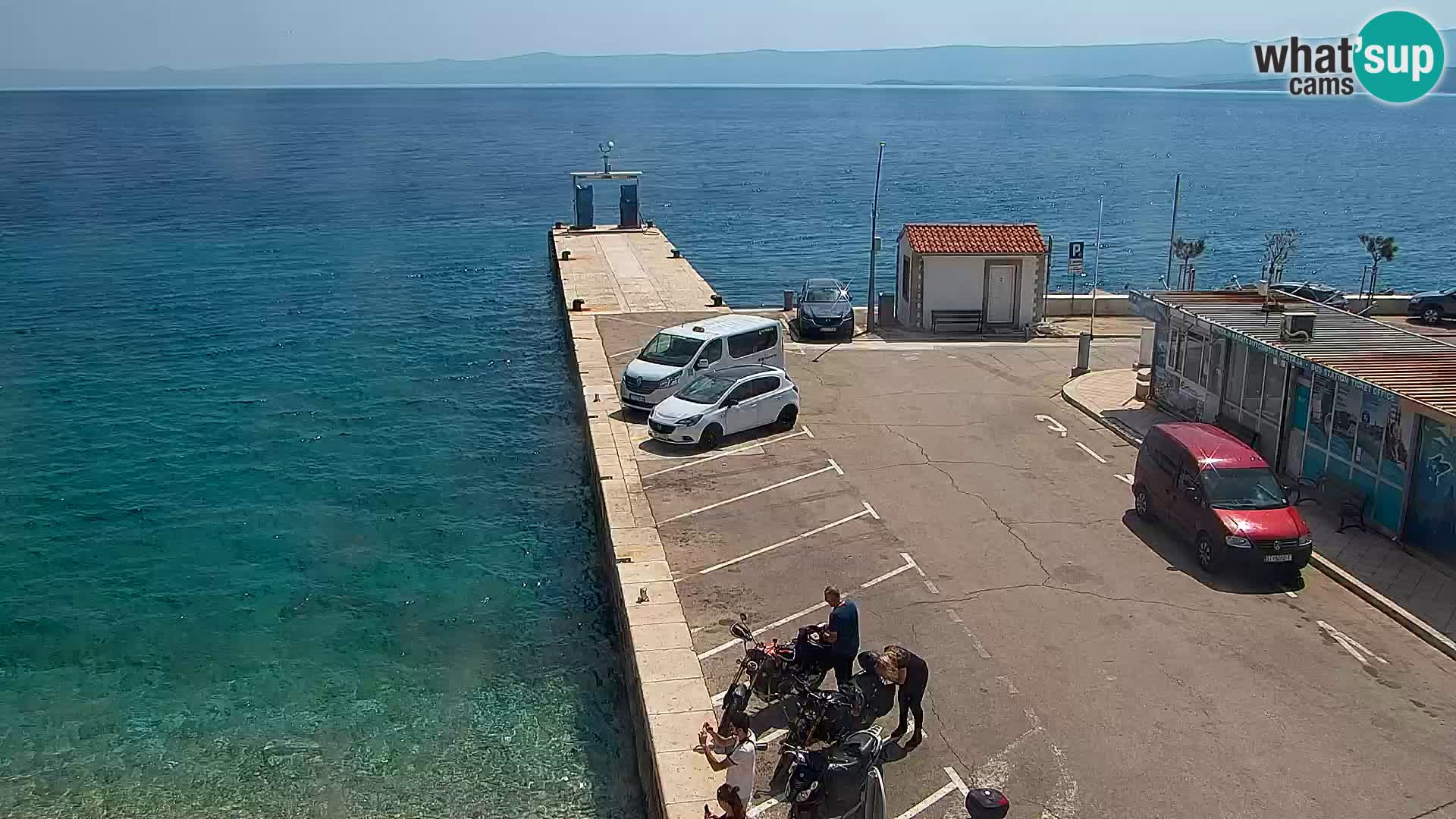 Spletna kamera Bol – Center mesta in marina v živo