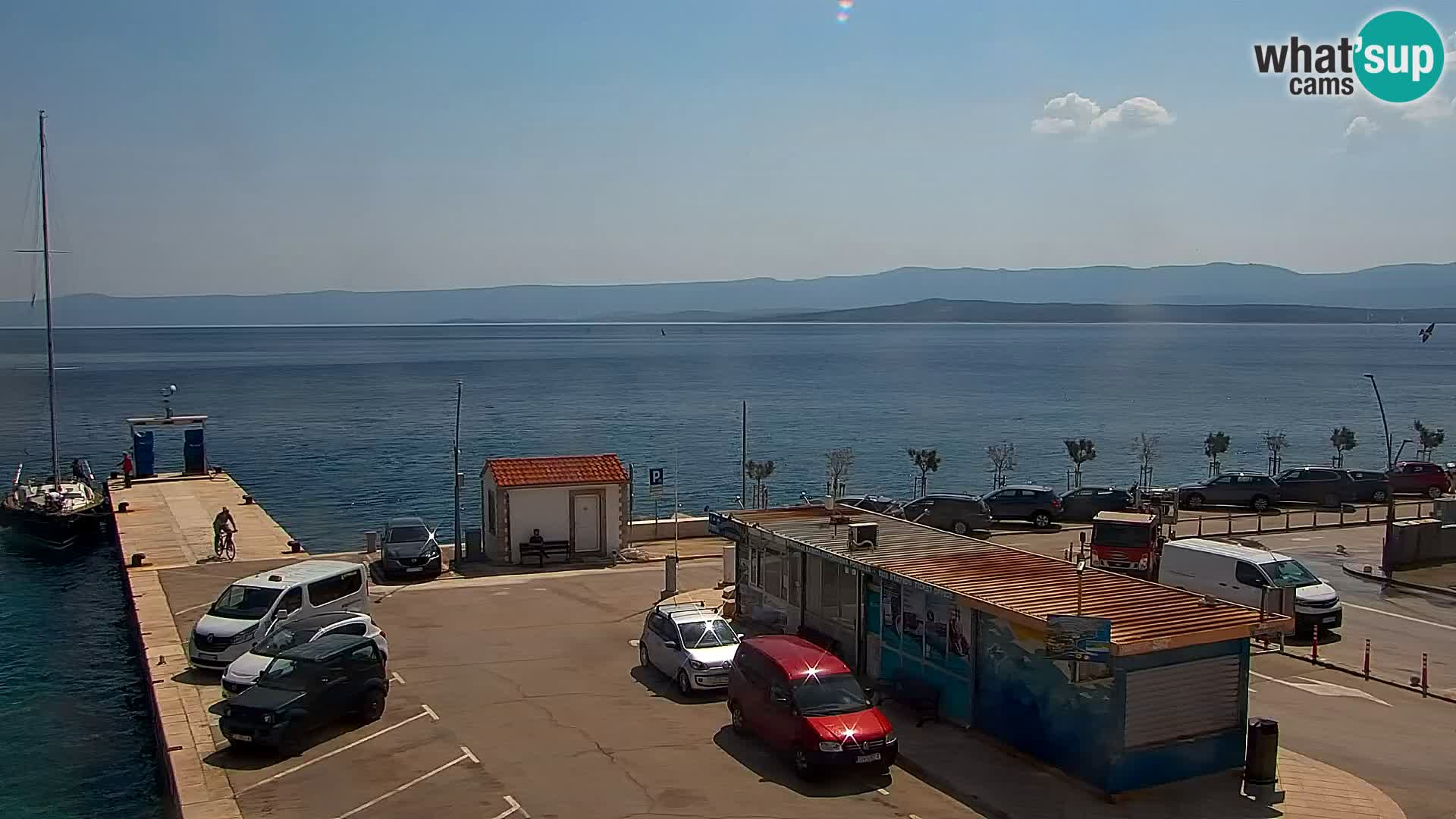 Spletna kamera Bol – Center mesta in marina v živo