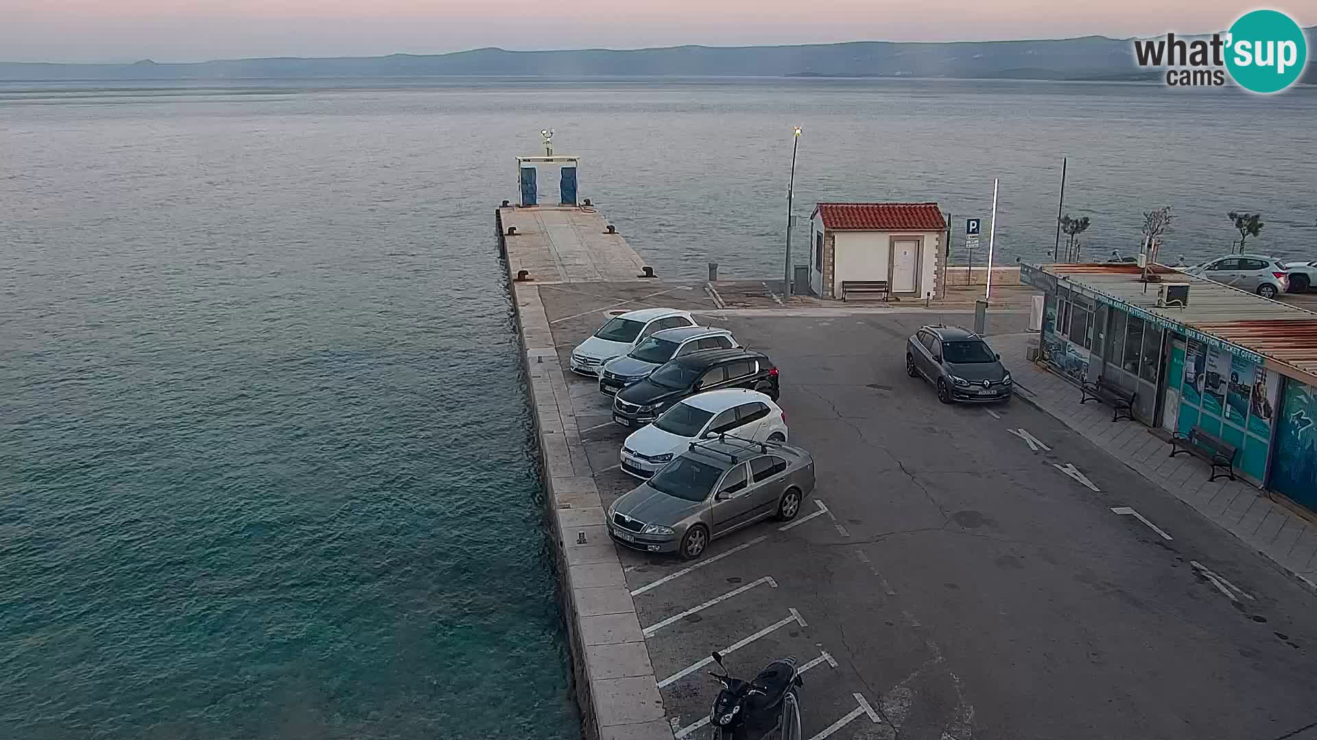 Web kamera Bol – Centar mjesta i marina | Pogled uživo