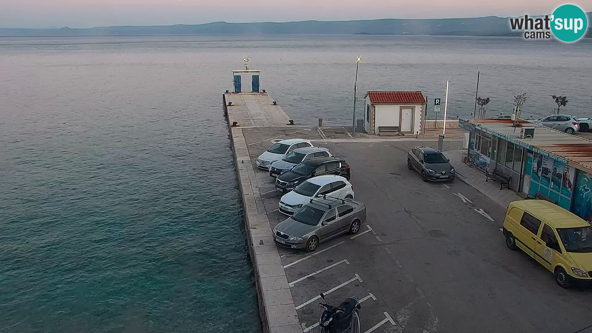 Web kamera Bol – Centar mjesta i marina | Pogled uživo