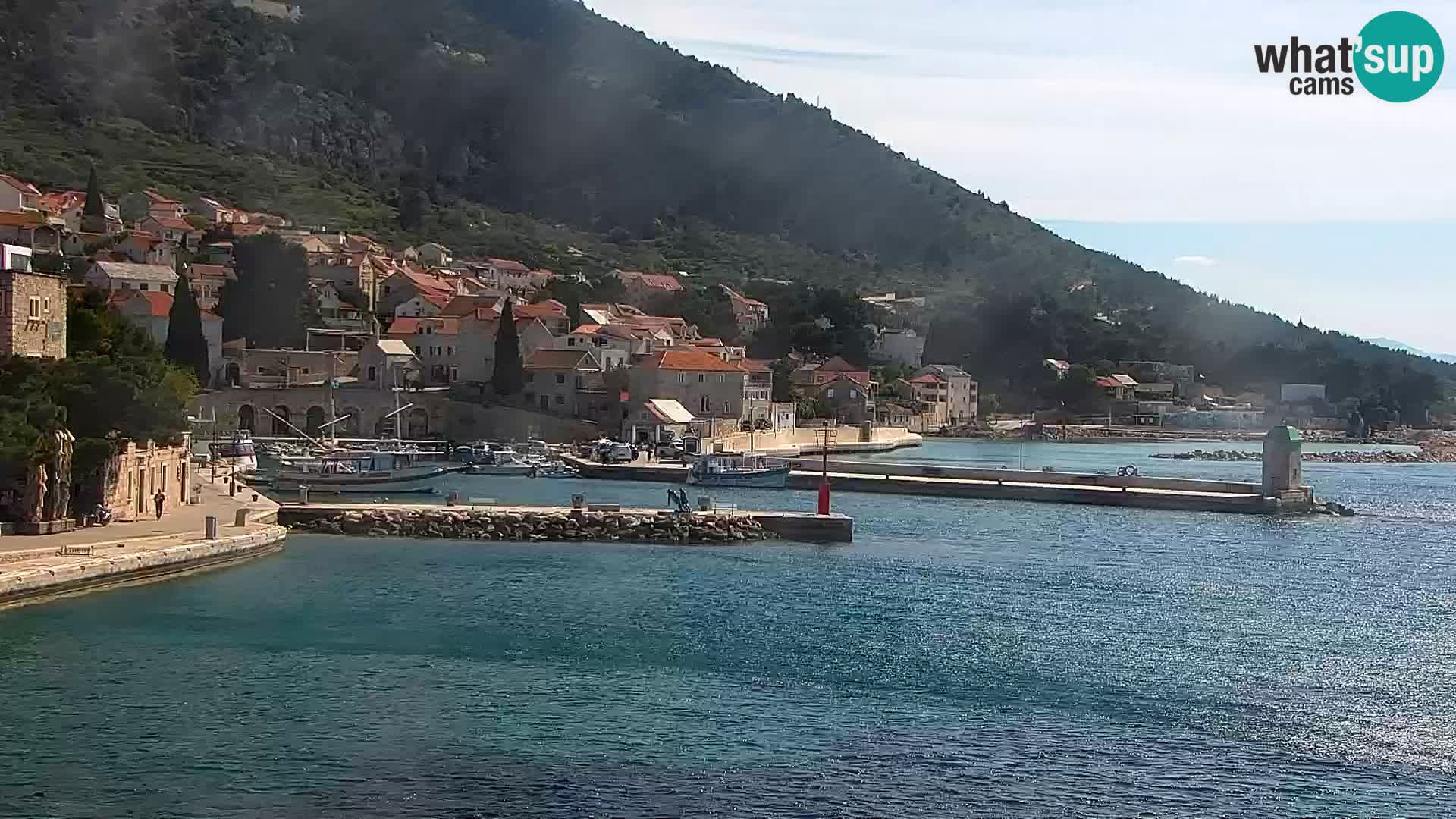 Spletna kamera Bol – Center mesta in marina v živo