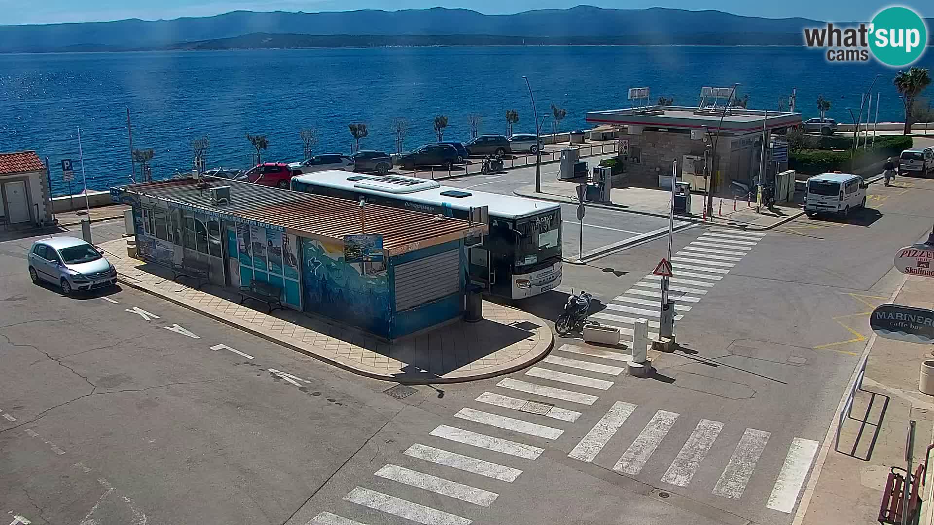 Spletna kamera Bol – Center mesta in marina v živo