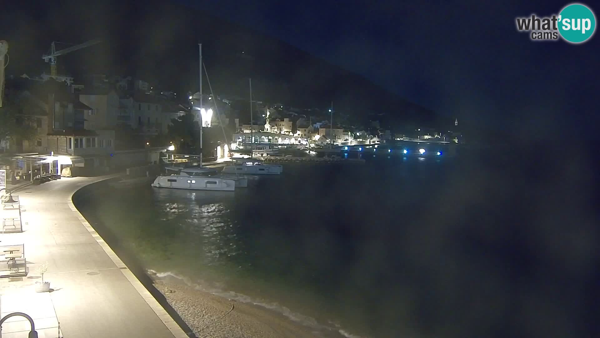 Spletna kamera Bol – Center mesta in marina v živo