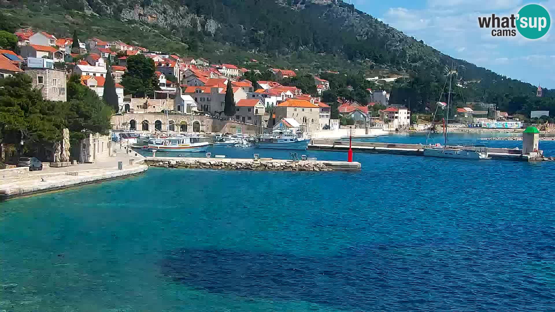 Spletna kamera Bol – Center mesta in marina v živo