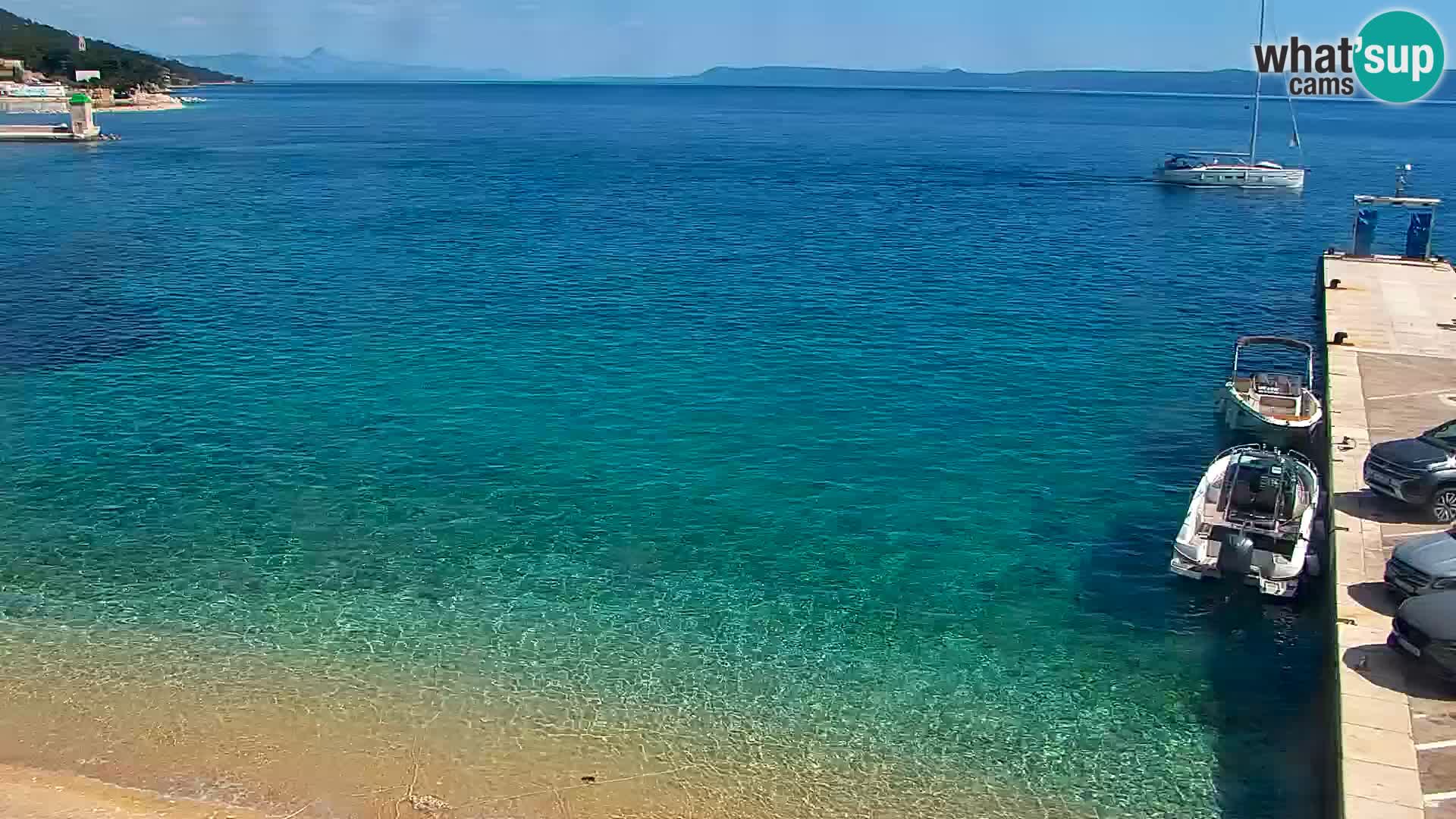 Spletna kamera Bol – Center mesta in marina v živo