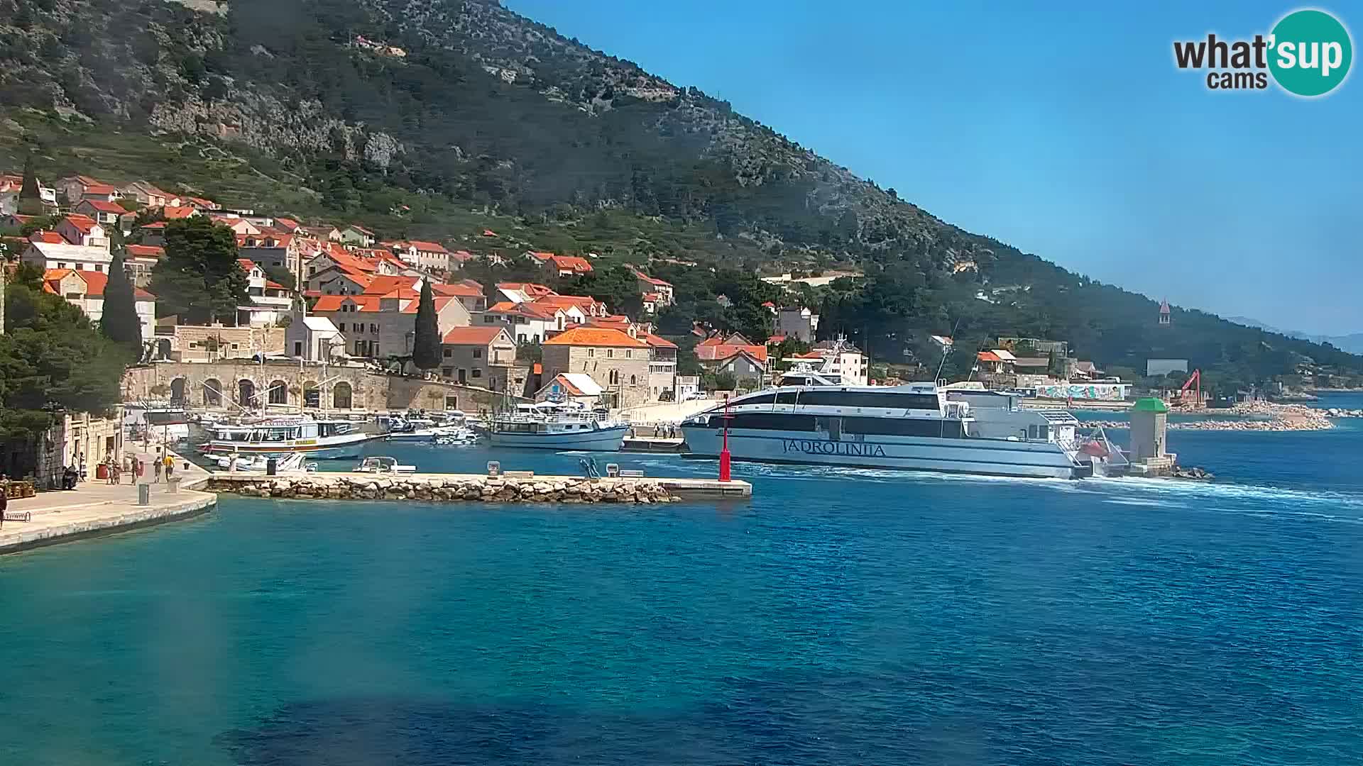 Spletna kamera Bol – Center mesta in marina v živo