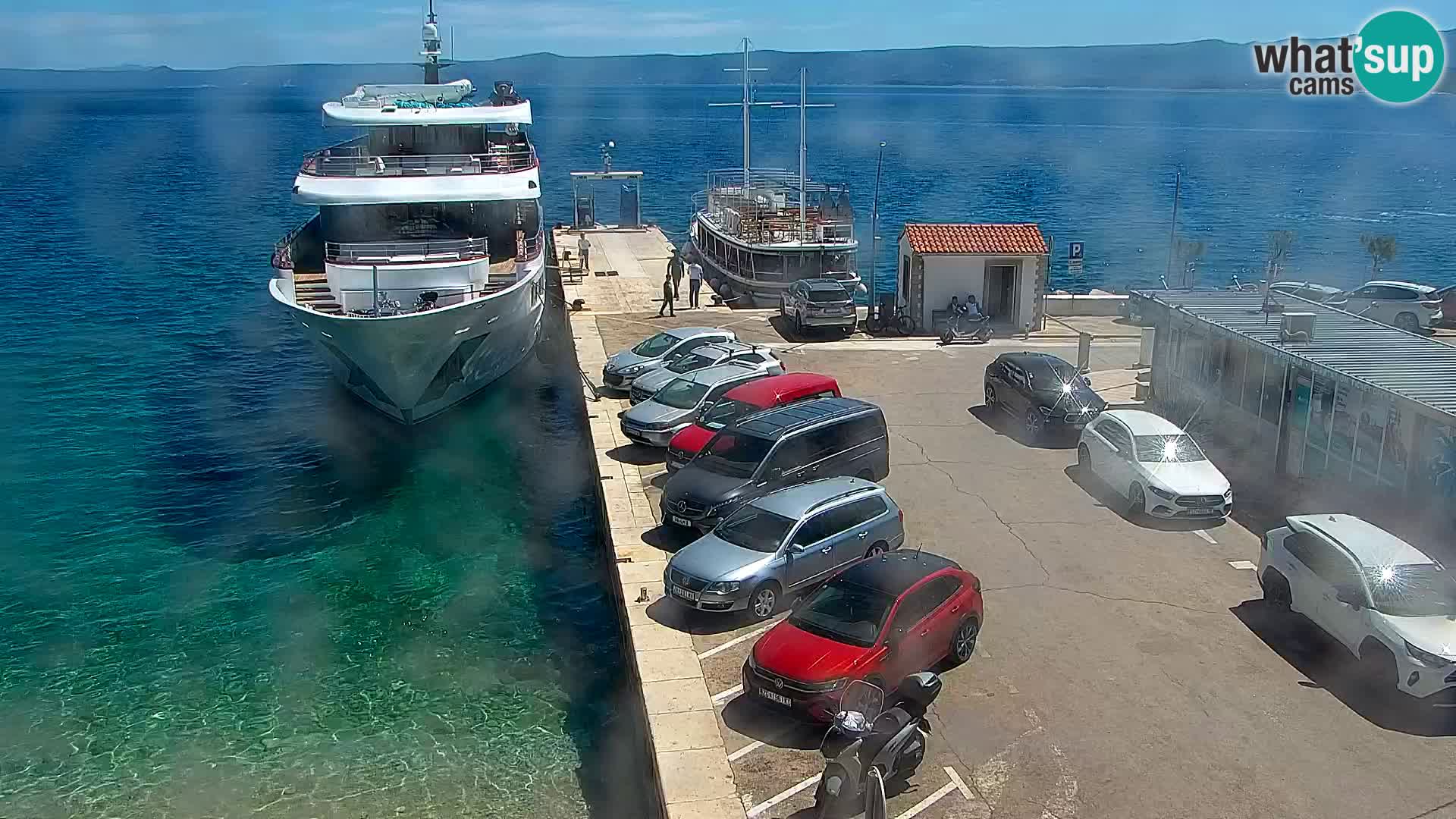 Web kamera Bol – Centar mjesta i marina | Pogled uživo