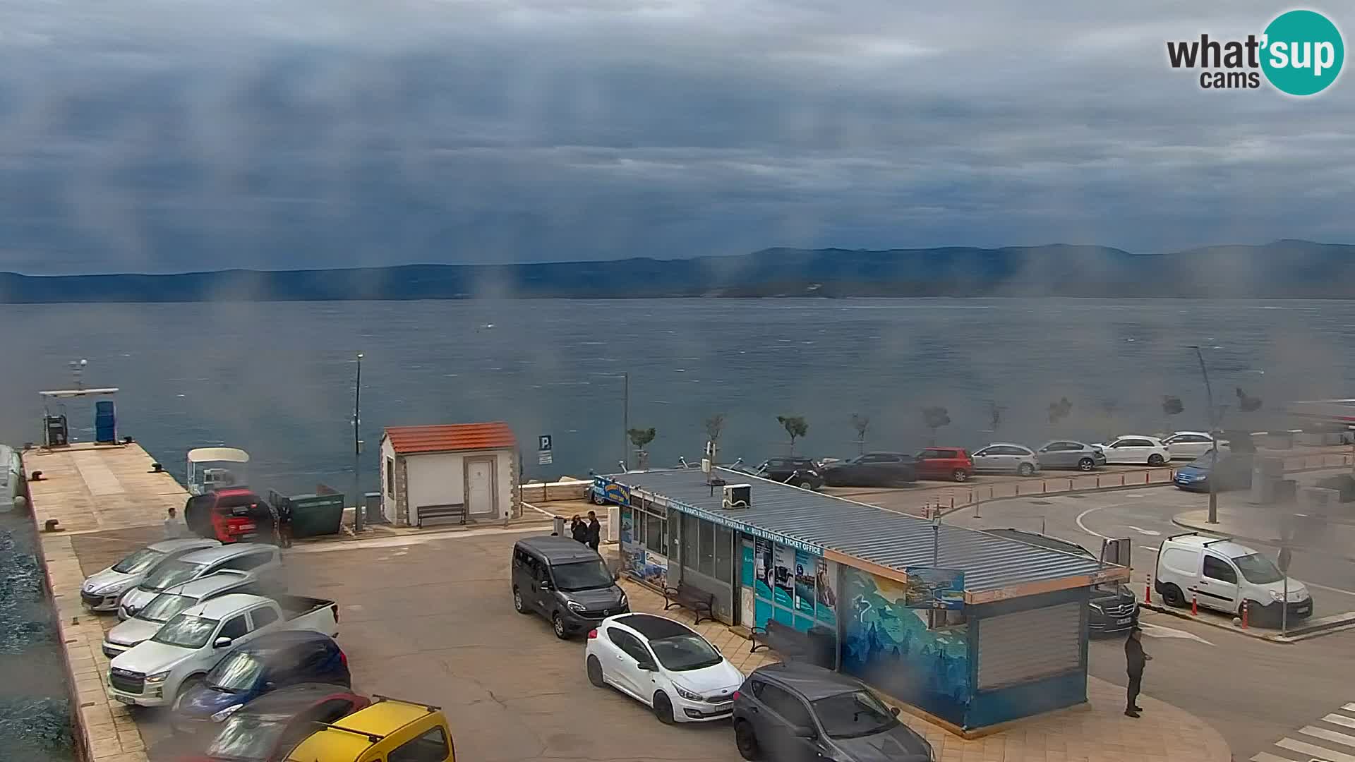 Spletna kamera Bol – Center mesta in marina v živo