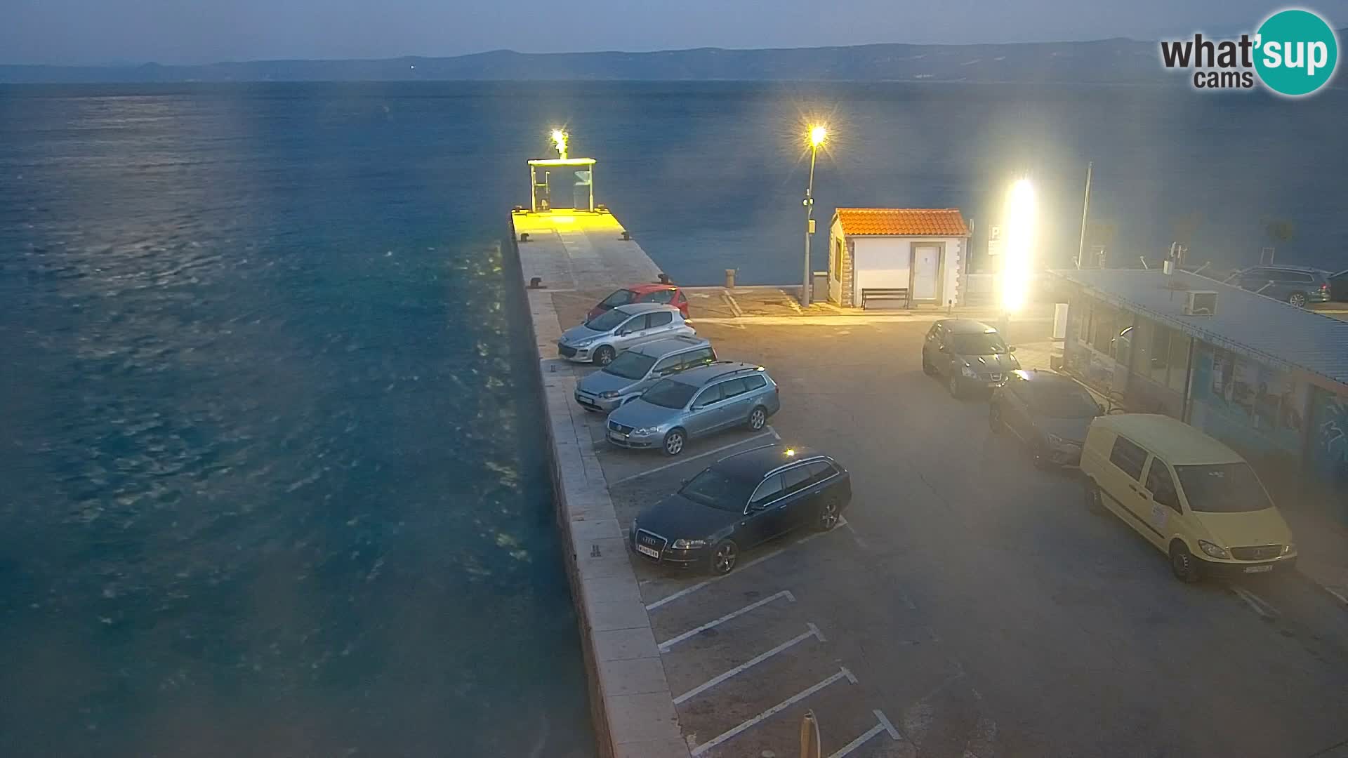 Spletna kamera Bol – Center mesta in marina v živo