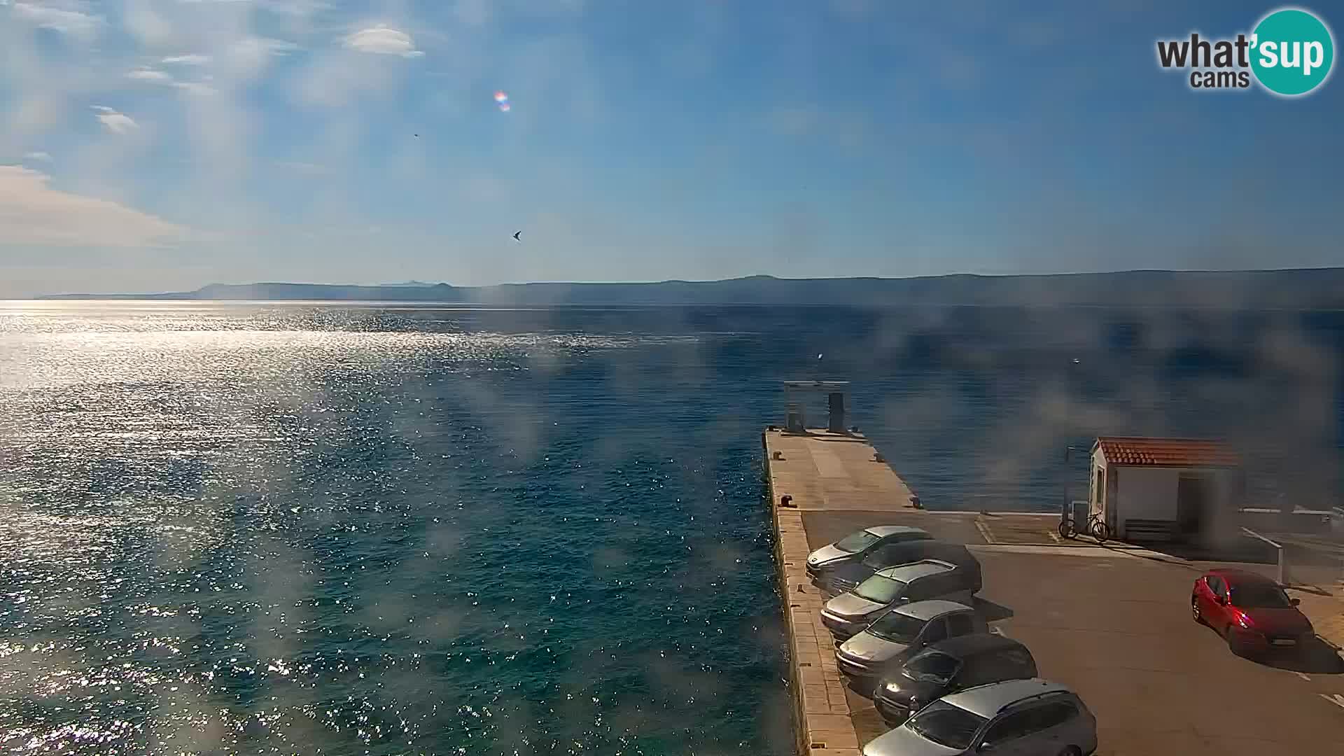 Spletna kamera Bol – Center mesta in marina v živo