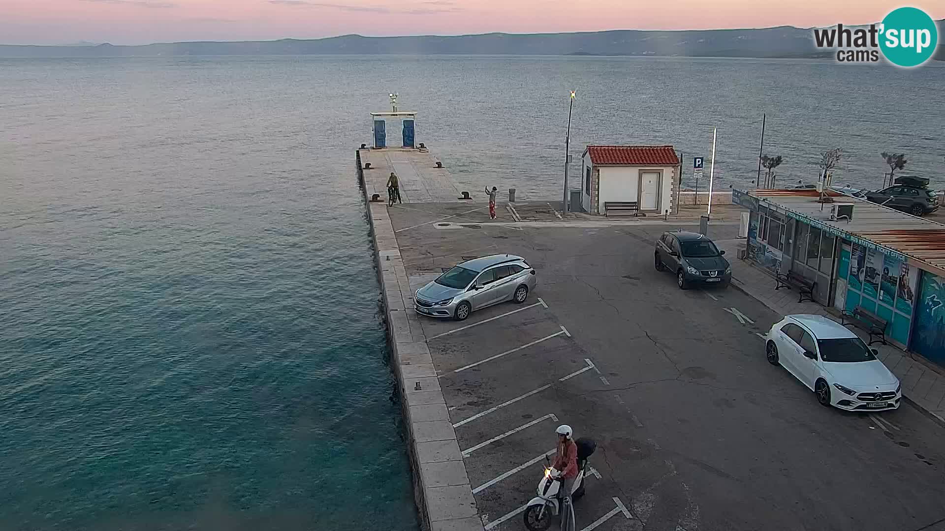 Web kamera Bol – Centar mjesta i marina | Pogled uživo