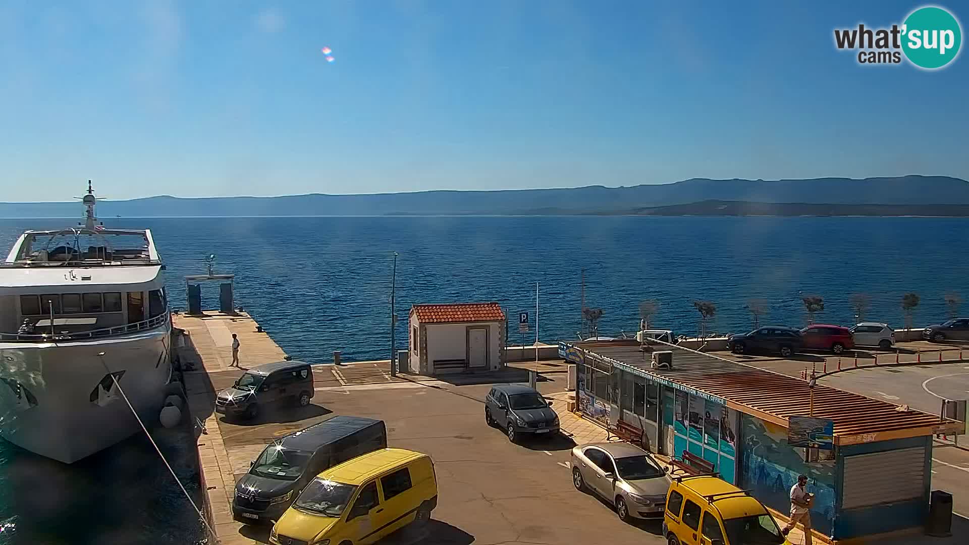 Spletna kamera Bol – Center mesta in marina v živo