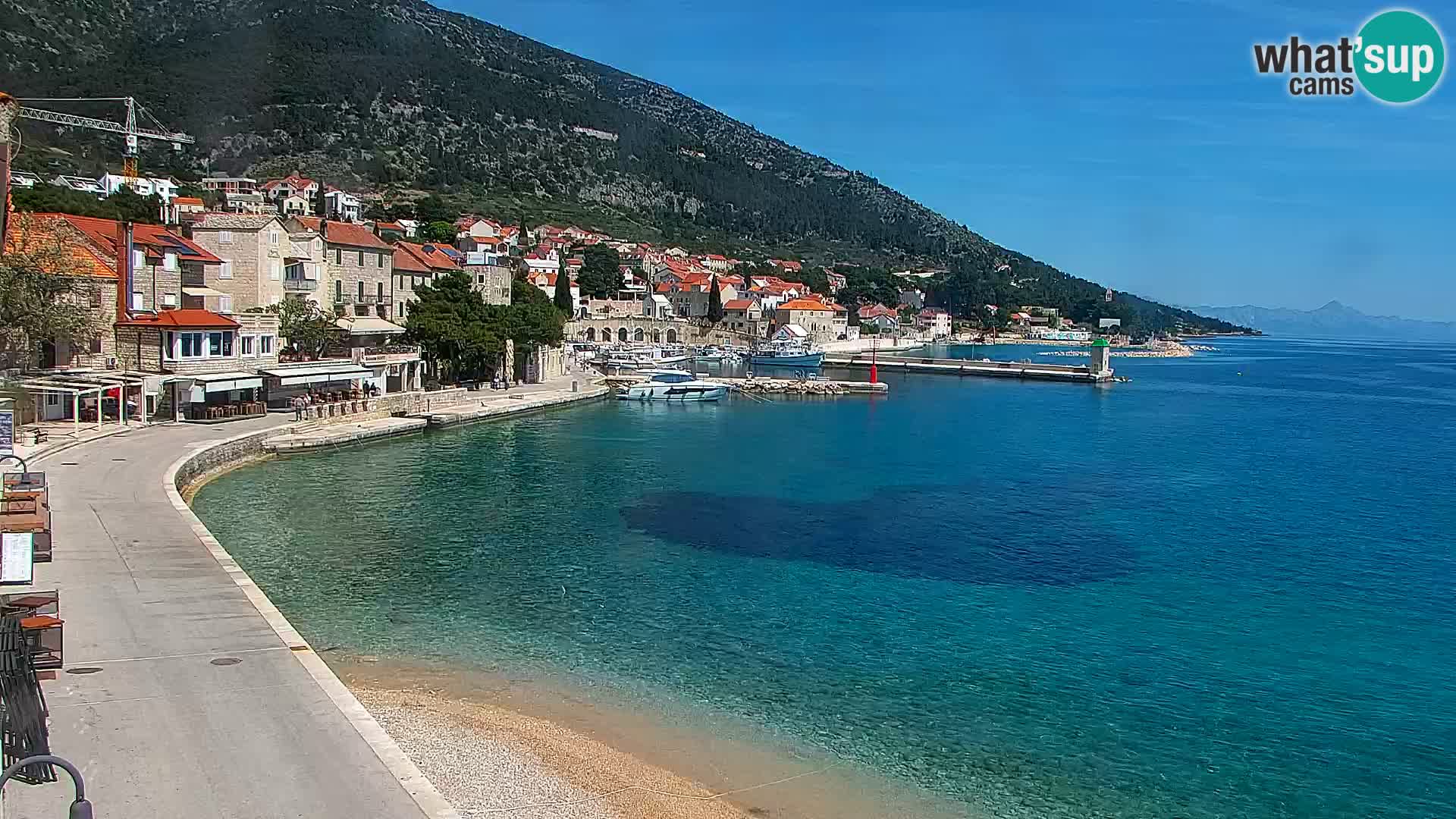 Spletna kamera Bol – Center mesta in marina v živo