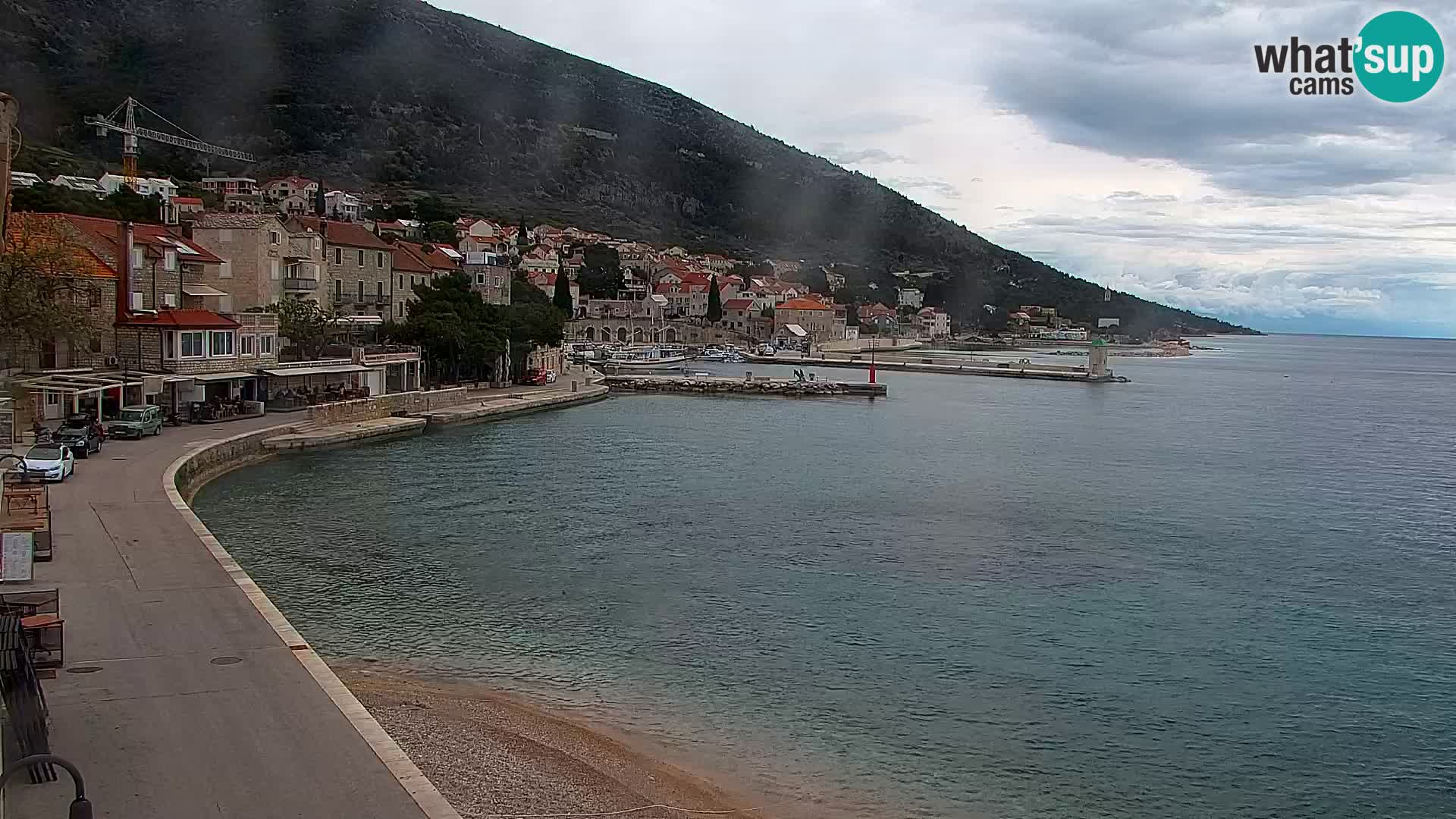 Spletna kamera Bol – Center mesta in marina v živo