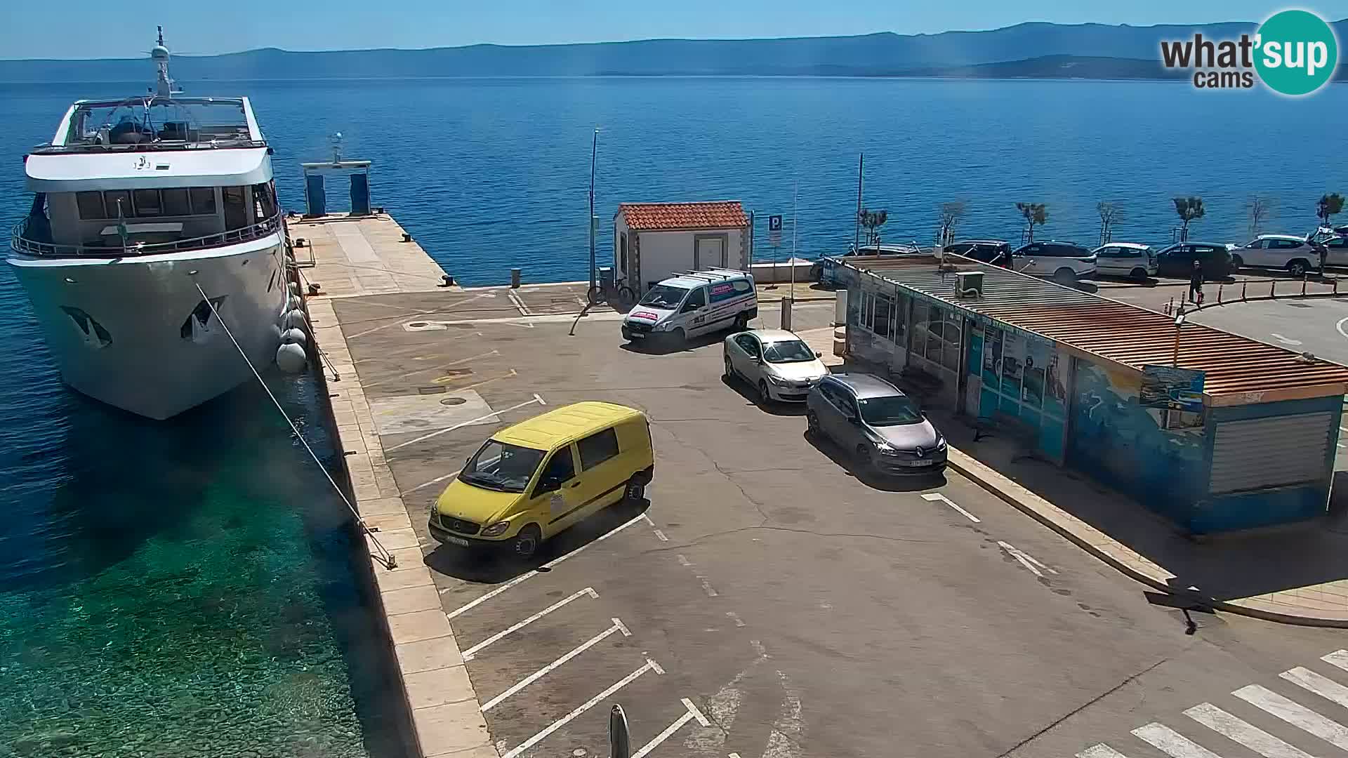 Spletna kamera Bol – Center mesta in marina v živo