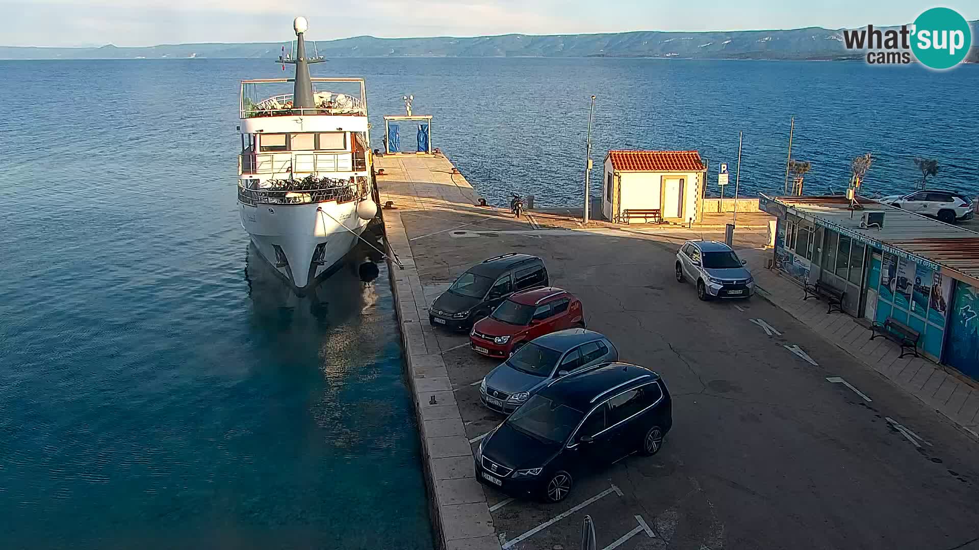 Spletna kamera Bol – Center mesta in marina v živo