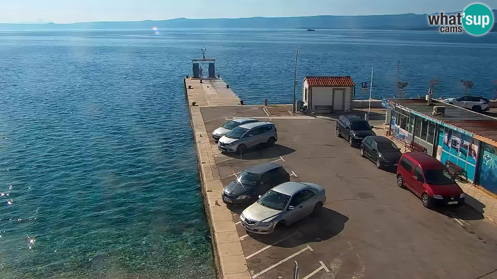 Spletna kamera Bol – Center mesta in marina v živo