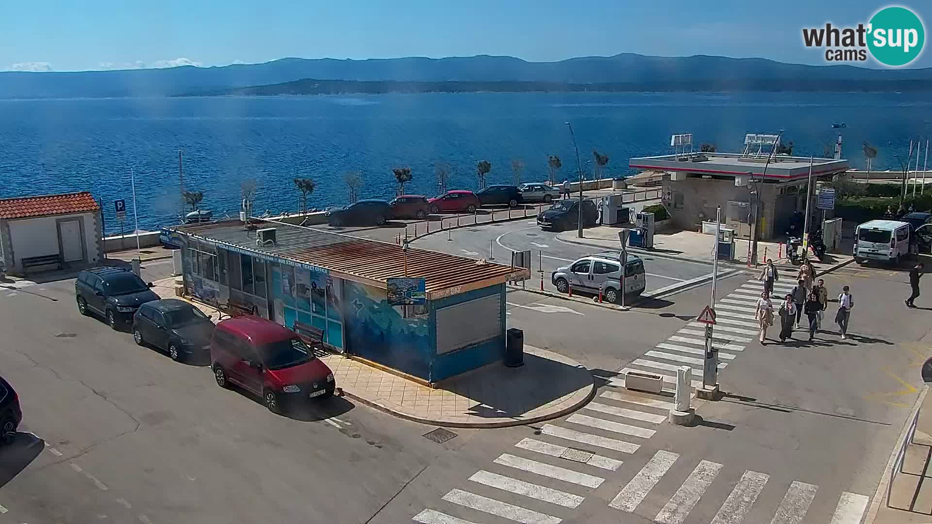 Spletna kamera Bol – Center mesta in marina v živo