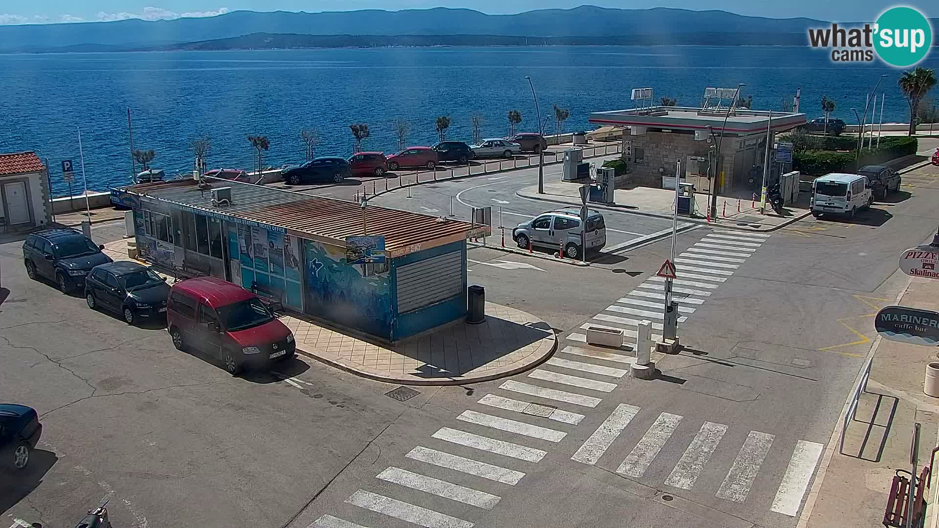 Spletna kamera Bol – Center mesta in marina v živo