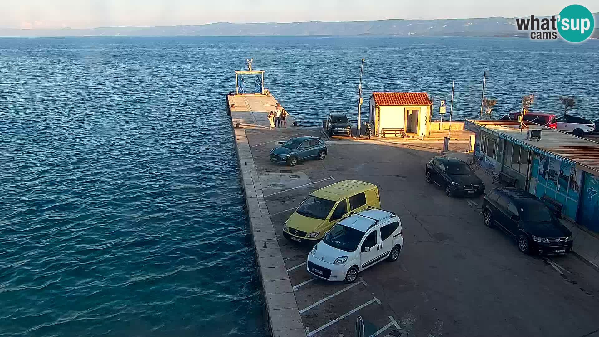 Spletna kamera Bol – Center mesta in marina v živo