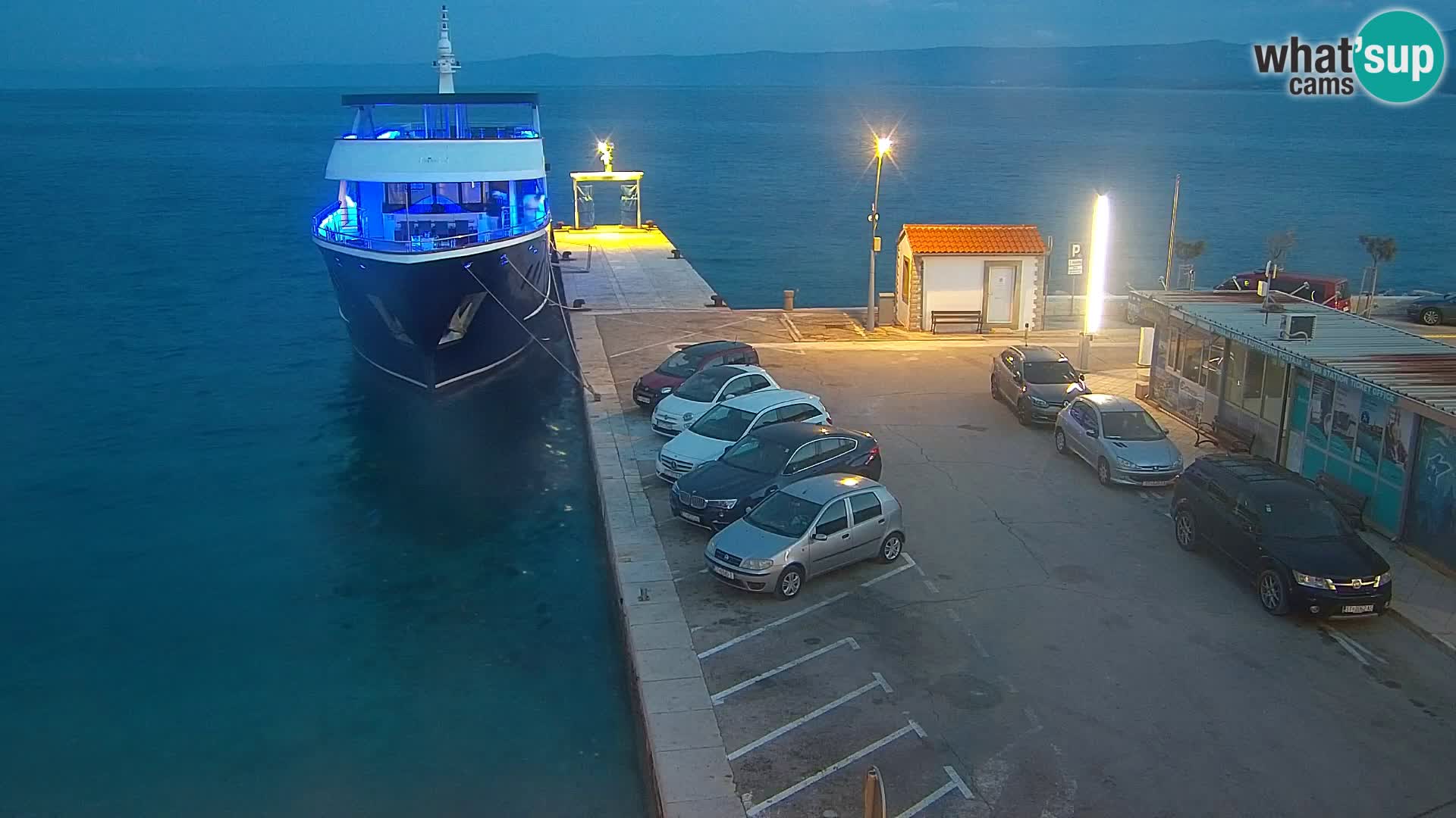 Spletna kamera Bol – Center mesta in marina v živo