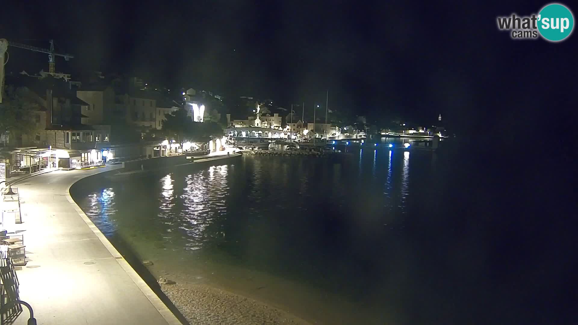 Spletna kamera Bol – Center mesta in marina v živo