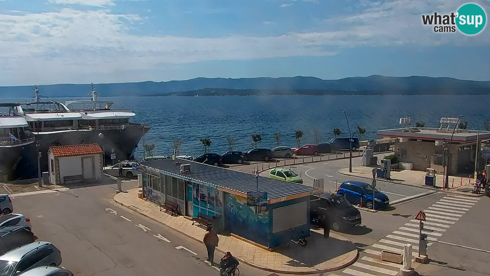 Spletna kamera Bol – Center mesta in marina v živo