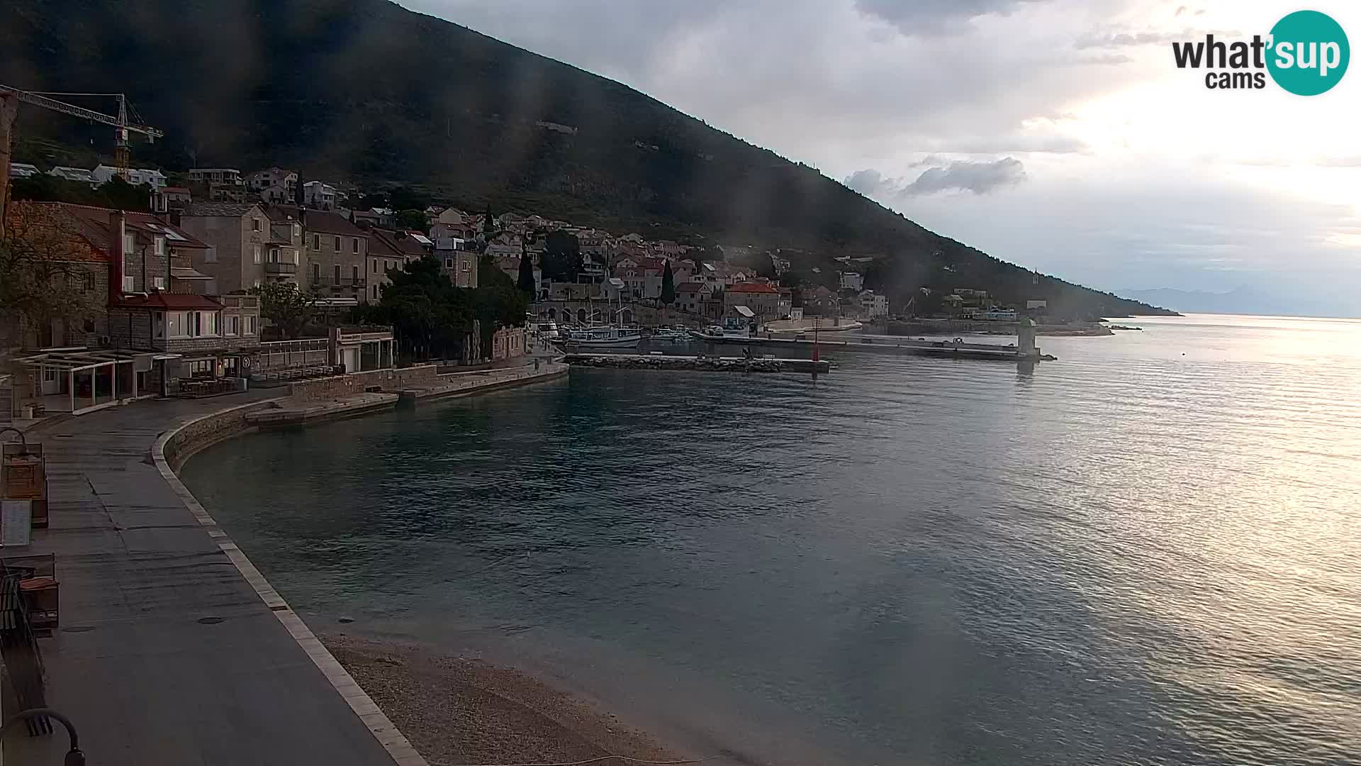 Spletna kamera Bol – Center mesta in marina v živo