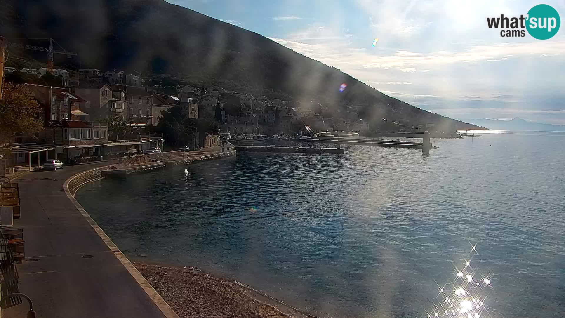 Spletna kamera Bol – Center mesta in marina v živo