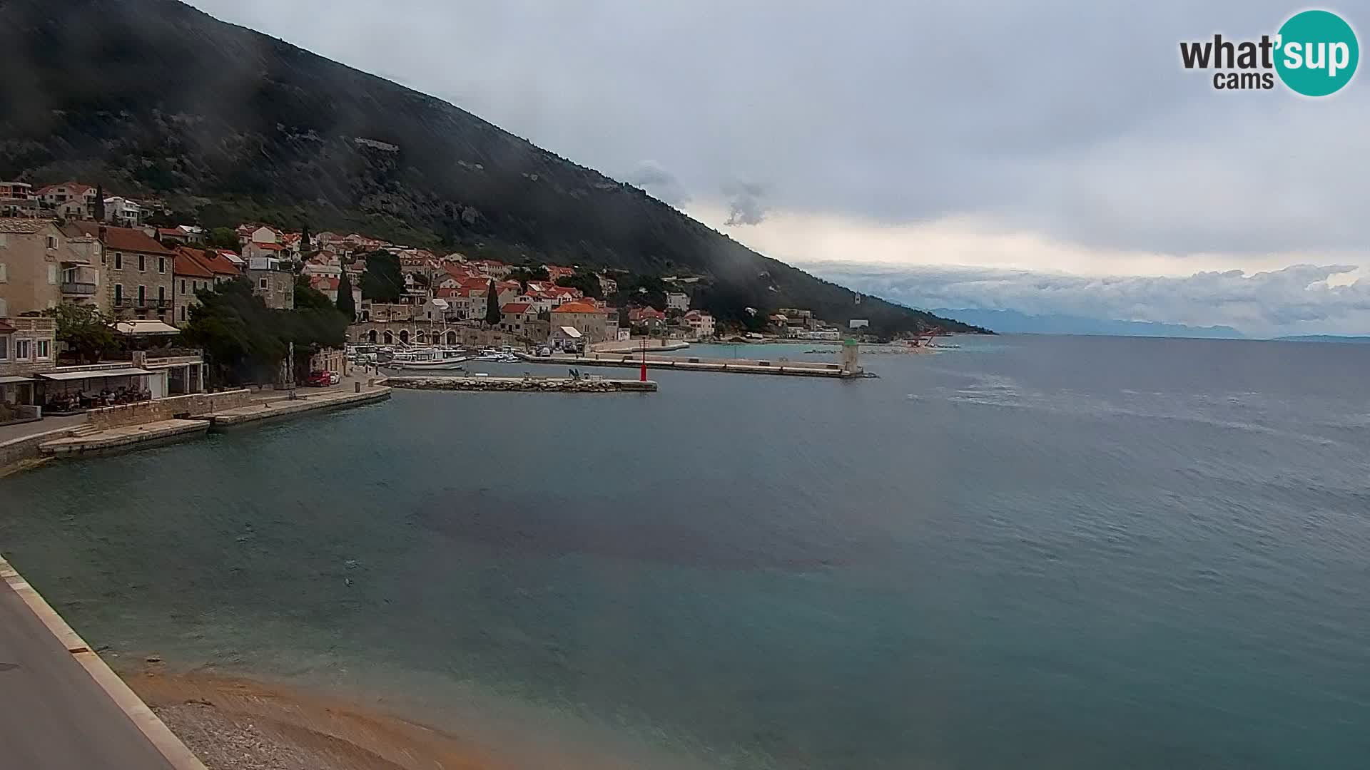 Spletna kamera Bol – Center mesta in marina v živo