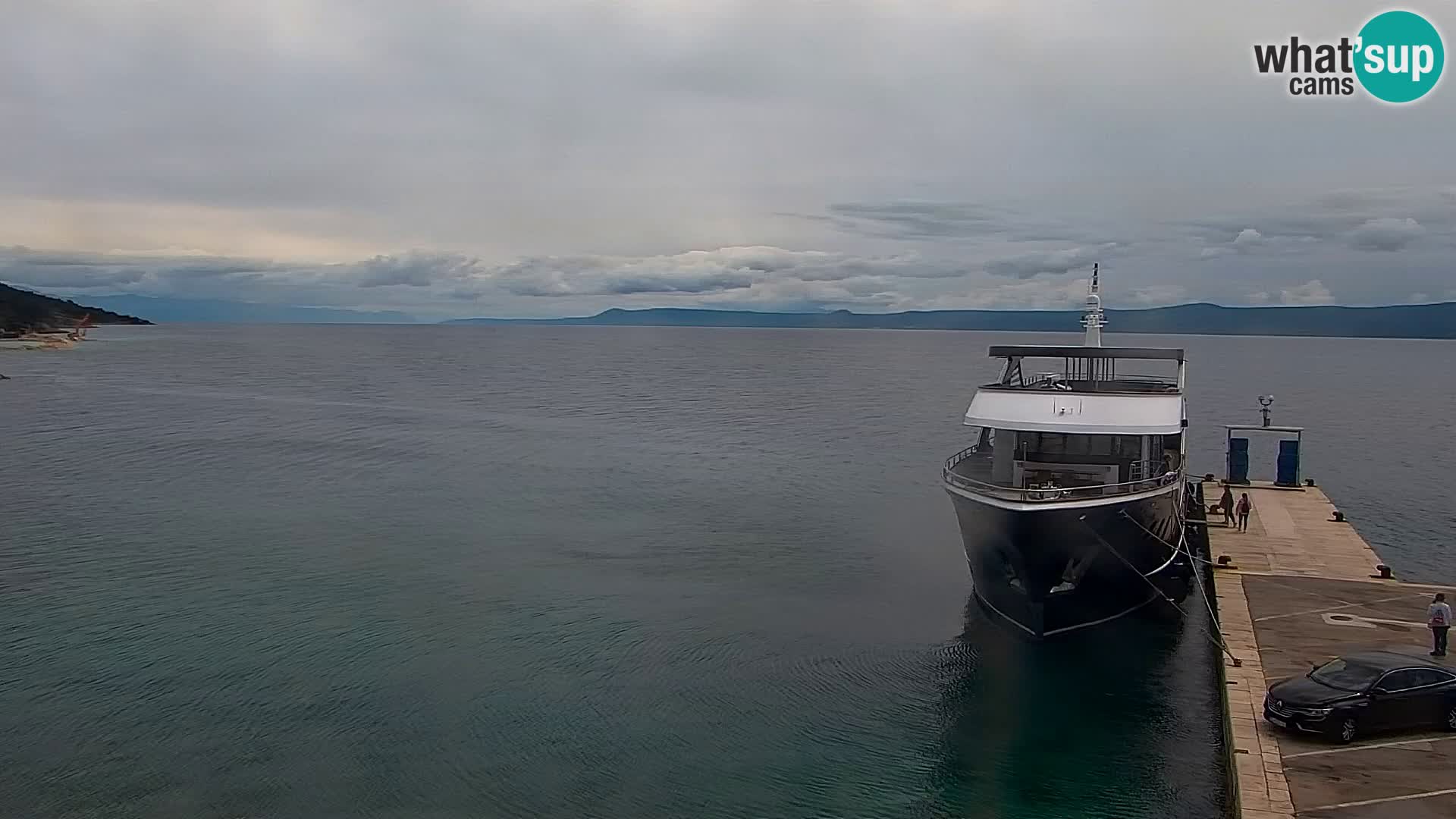 Spletna kamera Bol – Center mesta in marina v živo