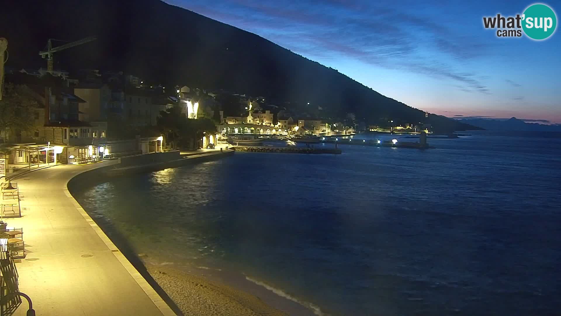 Spletna kamera Bol – Center mesta in marina v živo