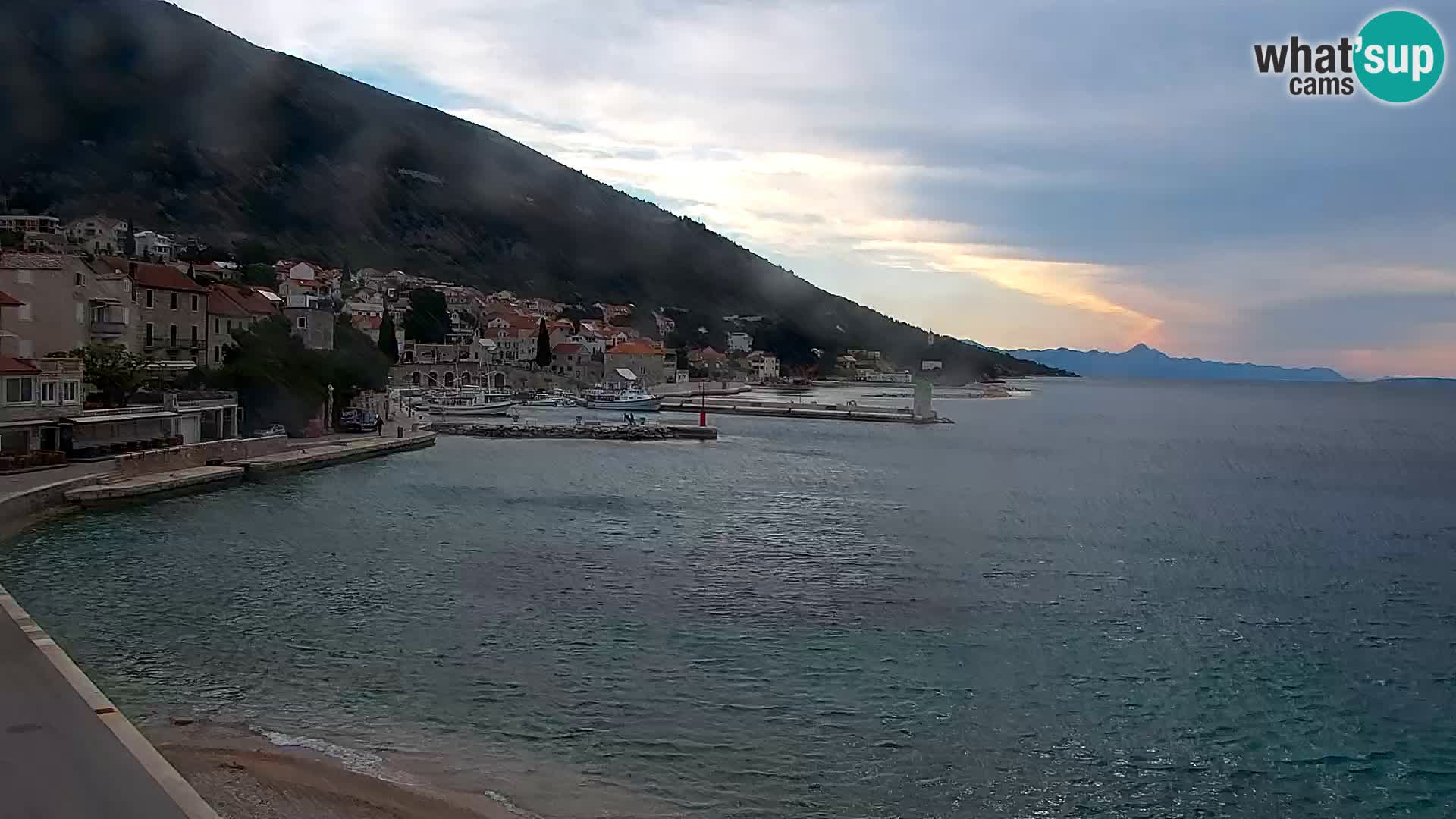 Web kamera Bol – Centar mjesta i marina | Pogled uživo