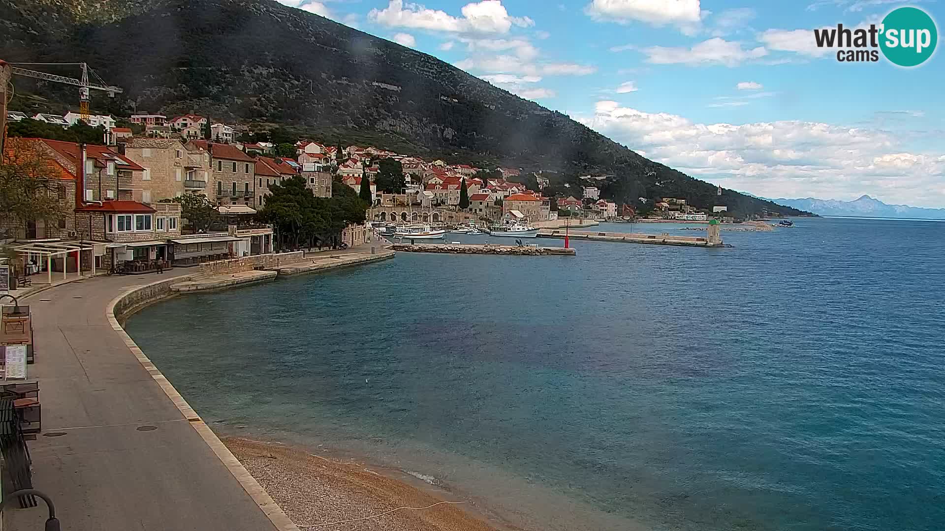 Spletna kamera Bol – Center mesta in marina v živo